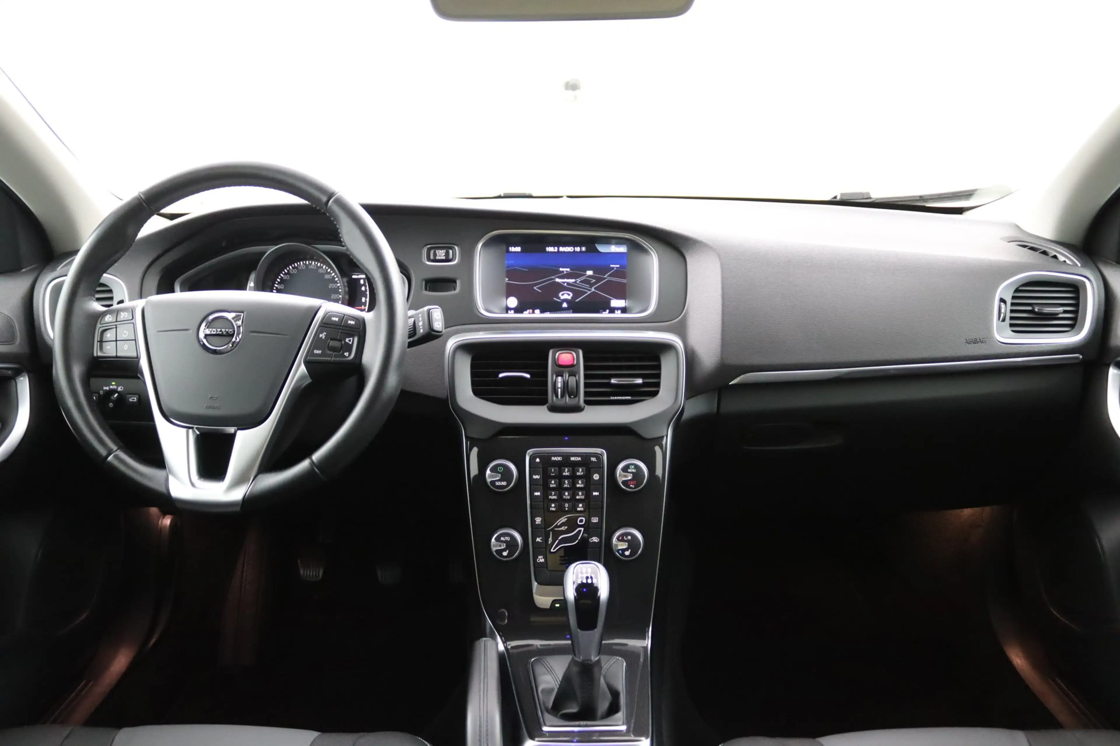 Volvo V40 2.0 T3 Momentum | Stoelverwarming | Trekhaak | LED — photo 4