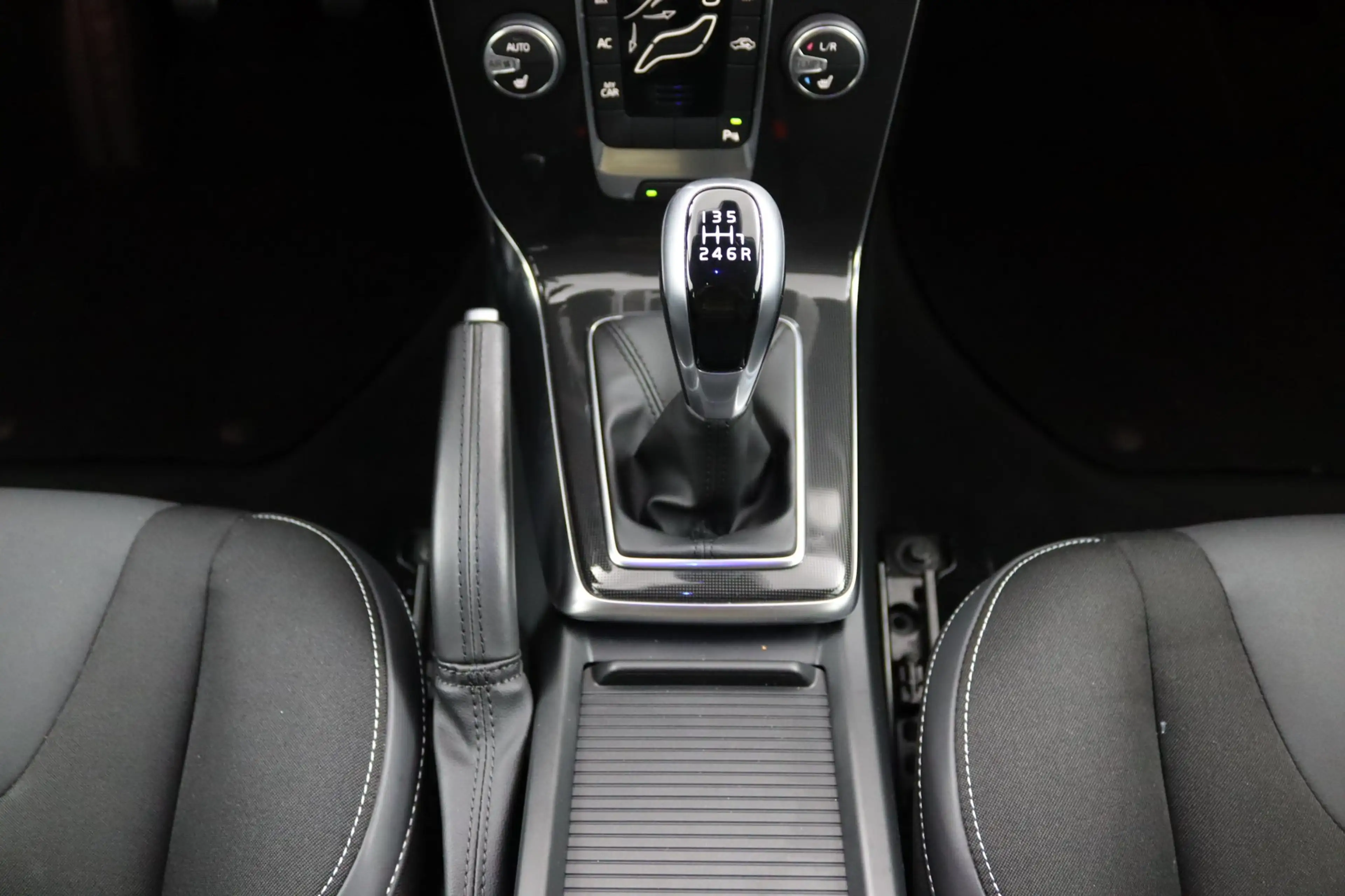 Volvo V40 2.0 T3 Momentum | Stoelverwarming | Trekhaak | LED — photo 34