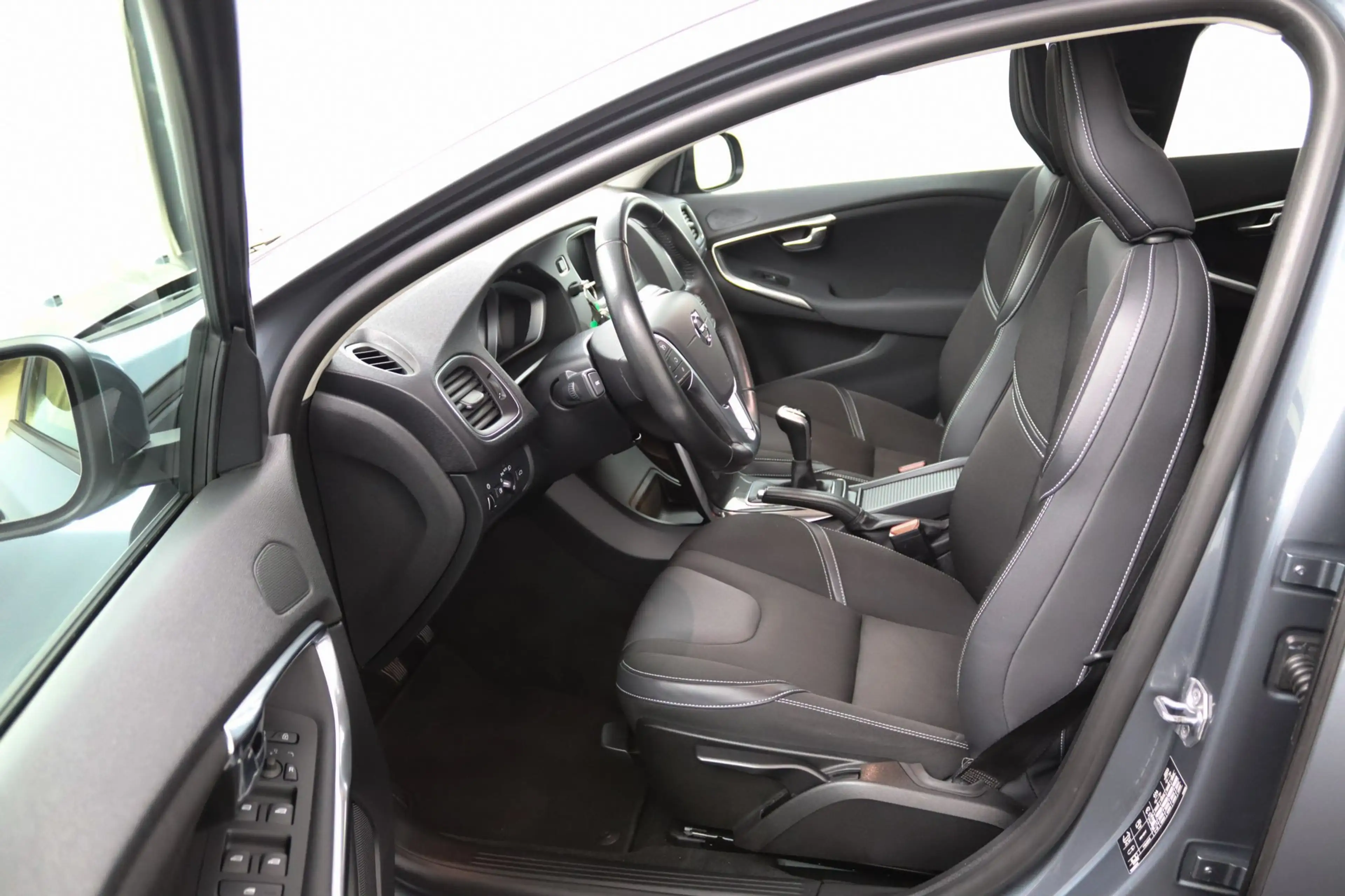 Volvo V40 2.0 T3 Momentum | Stoelverwarming | Trekhaak | LED — photo 6