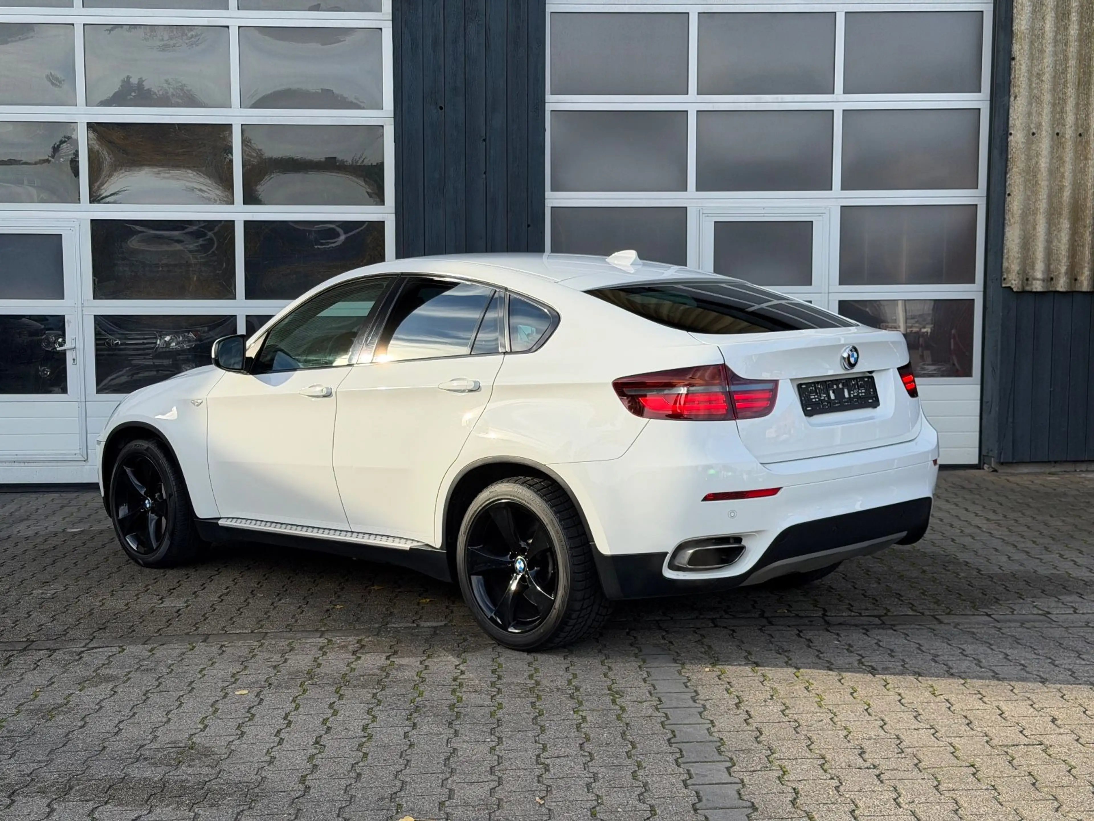 BMW X6 Baureihe X6 xDrive50i/Leder/Head-Up/Memo/Kamera — photo 4