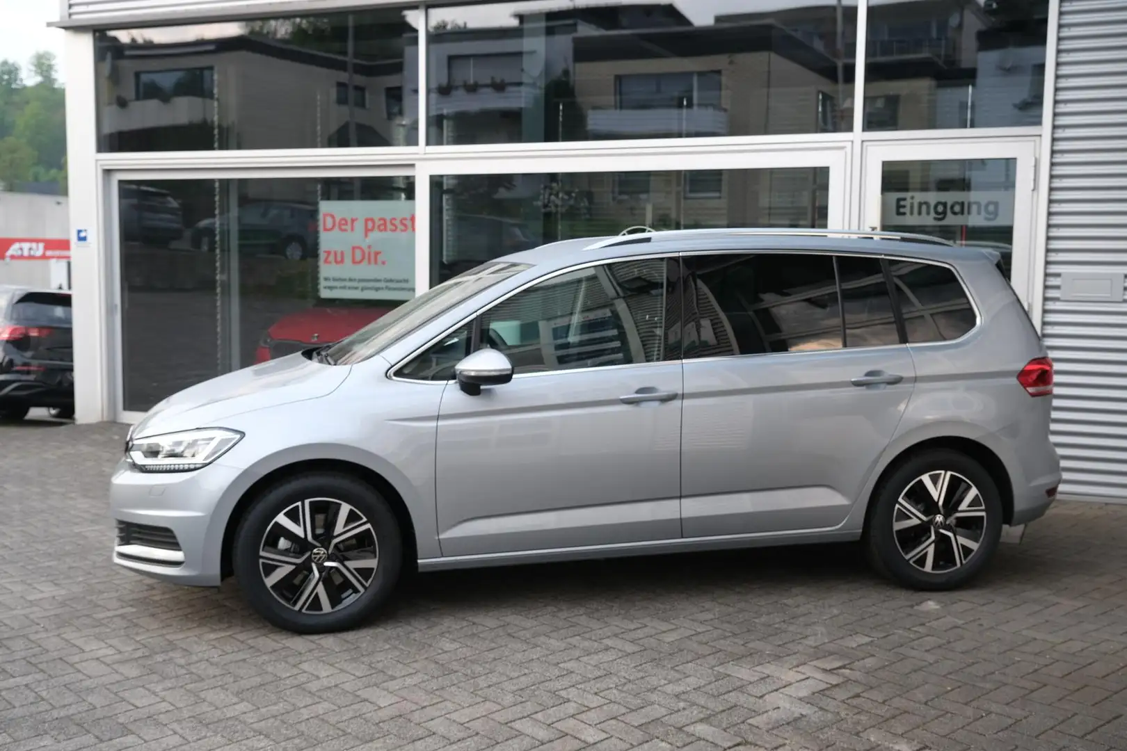 Volkswagen Touran 1.5 TSI DSG Edition 7-Sitze Navi Kamera LED Plu... Zilver - 2