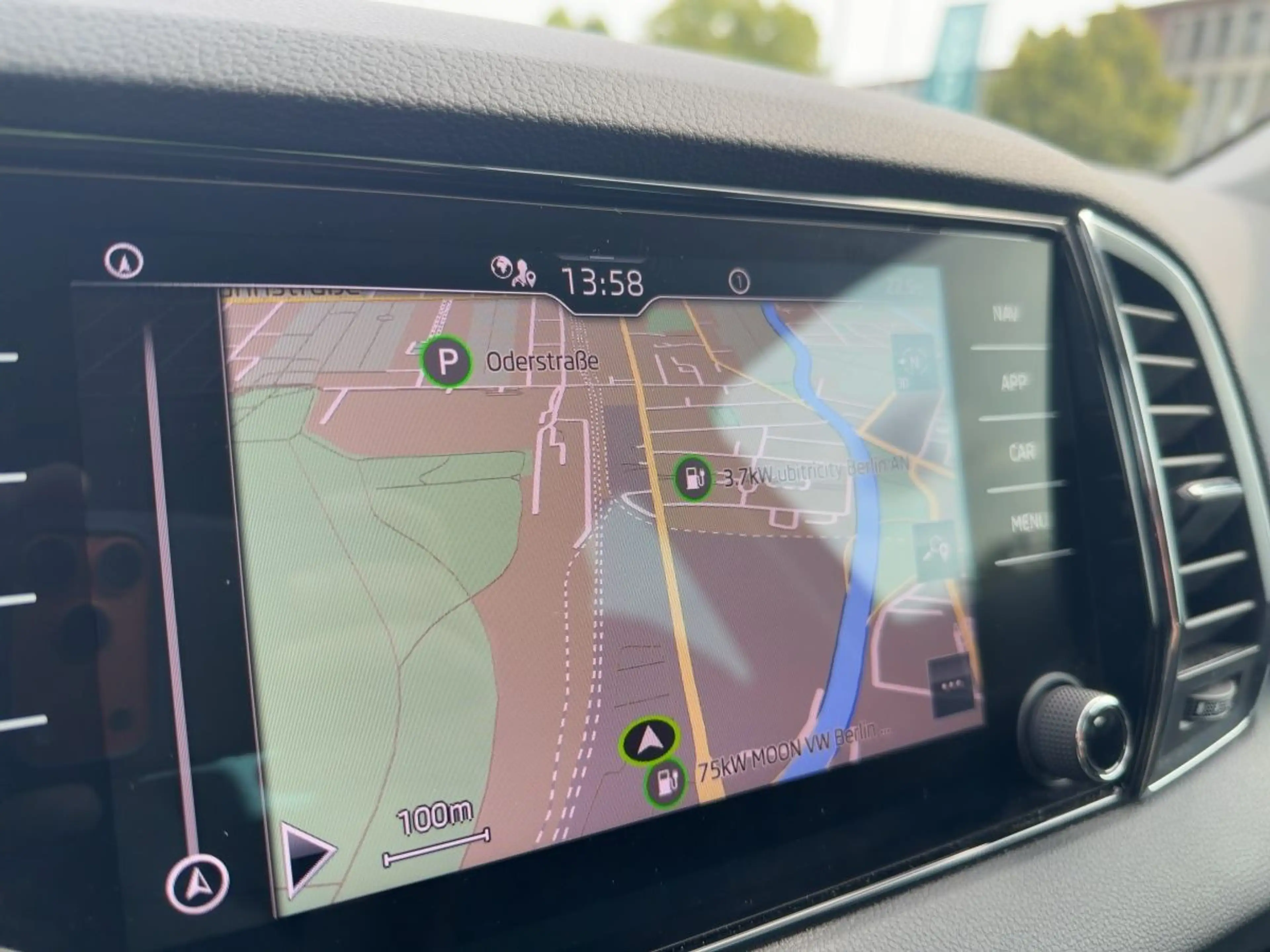 Skoda Karoq 1.5 TSI DSG Tour NAVI LED KAMERA SHZ — photo 14