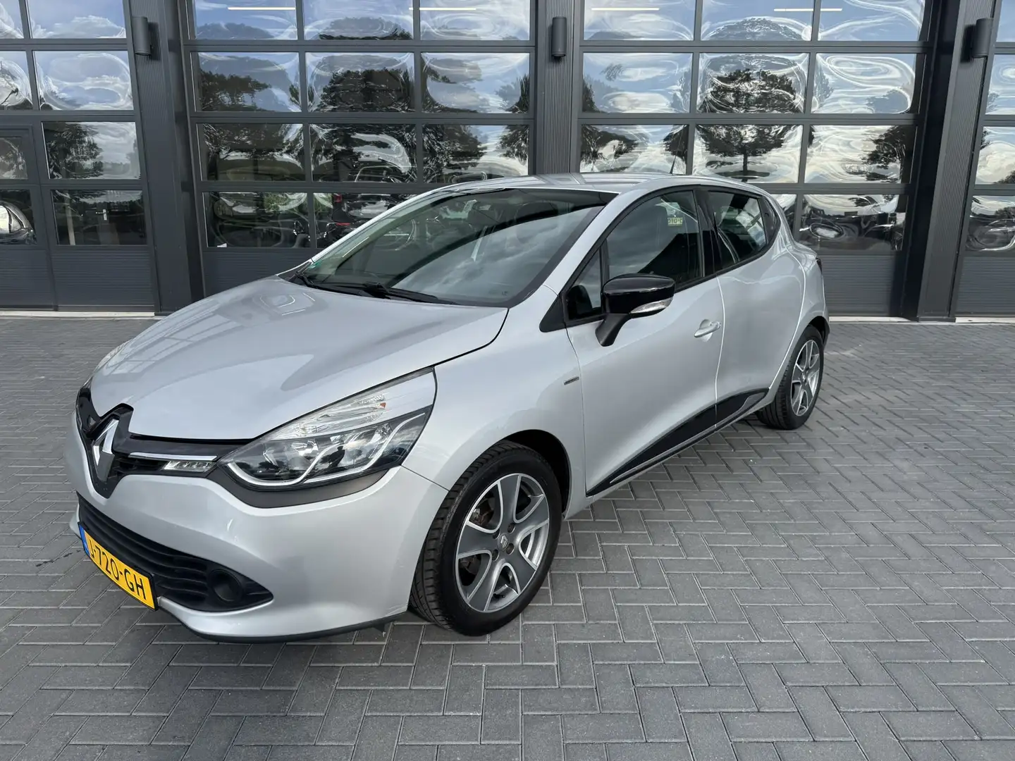 Renault Clio 0.9 TCe Limited Navi / Airco Grijs - 1