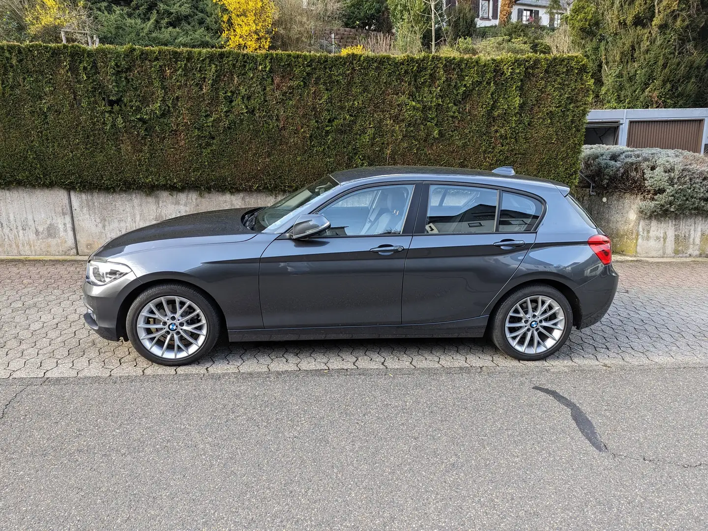 BMW 118 1er 118i Aut. Advantage Grau - 2