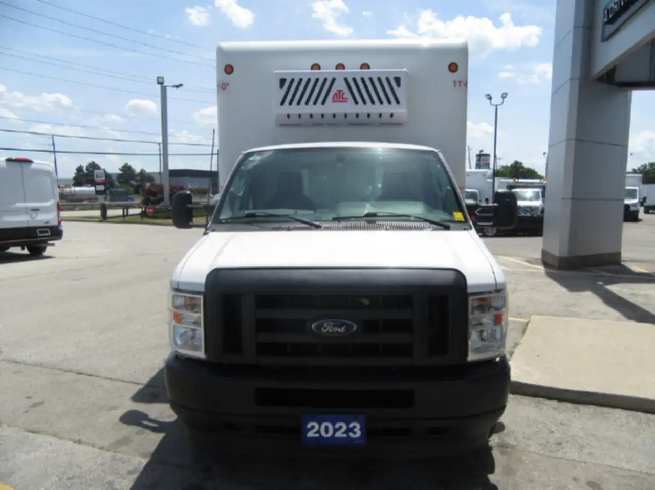 Ford E-450 Super Duty DRW снимка Ford E-450 Super Duty DRW