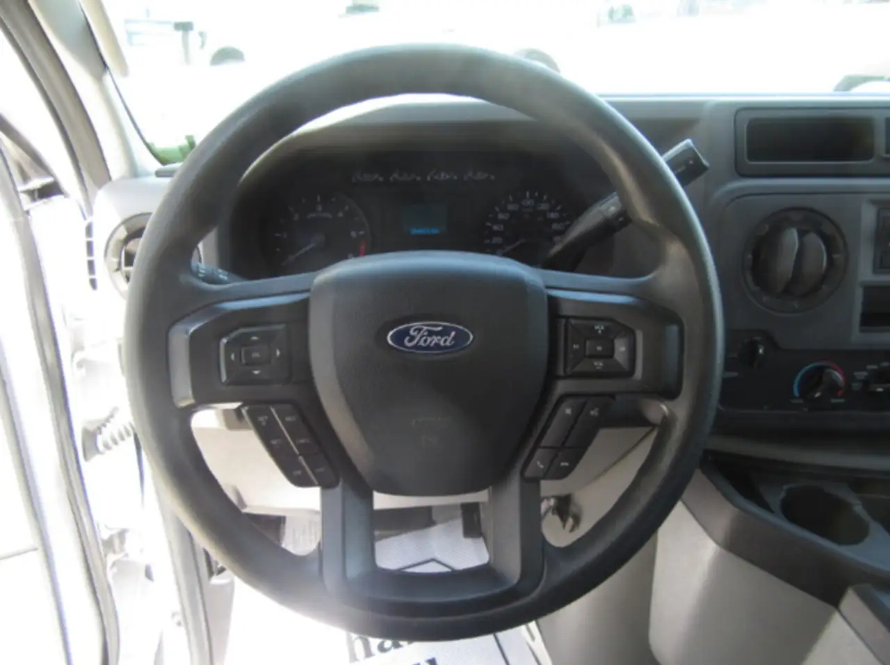 Ford E-450 Super Duty DRW снимка Ford E-450 Super Duty DRW