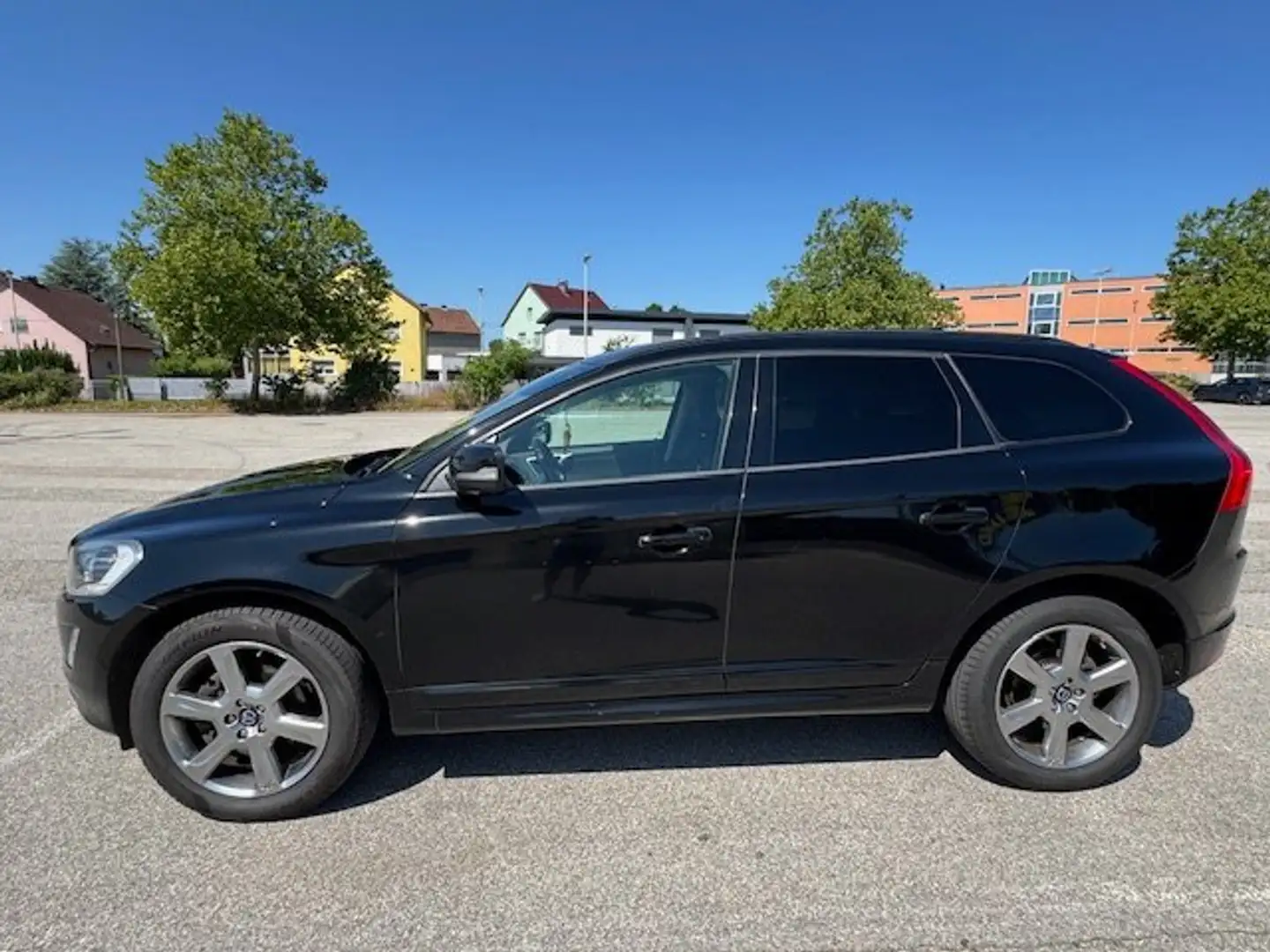 Volvo XC60 XC60 D4 AWD Kinetic Geartronic Kinetic Schwarz - 1