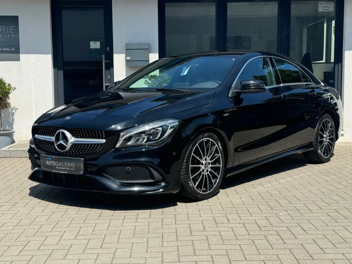Mercedes-Benz CLA 180 °AMG-Line°Kamera°Alcantara°Tempo°SHZ°18" Zwart - 1