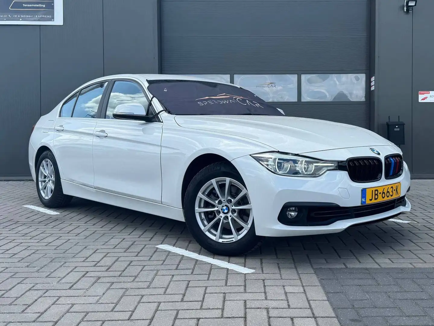 BMW 318 318i Essential Wit - 1