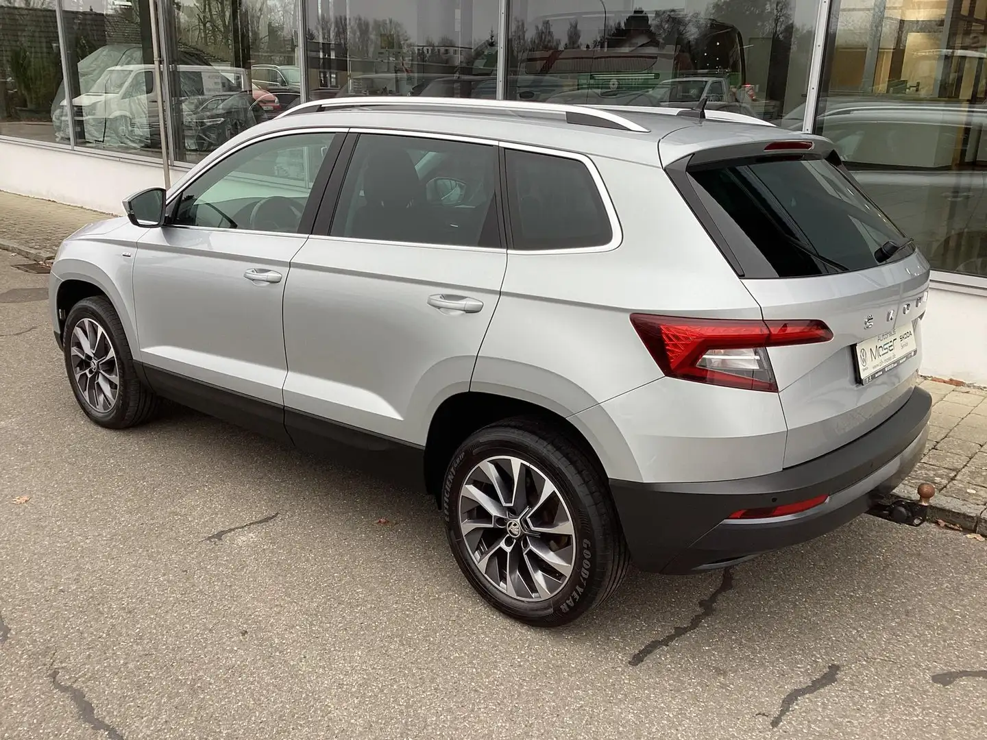 Skoda Karoq 1.5 TSI DSG Drive 125/Varioflex/Sthzg/AHK Silber - 2