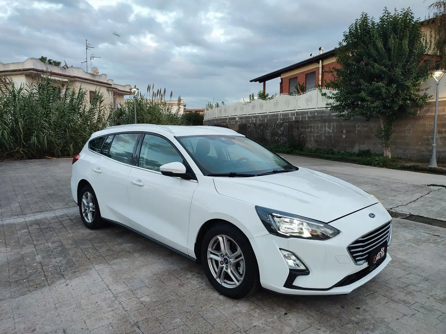 Ford Focus STW HYBRID 1.0 ECO BOOST 125 CV TELECAMERA NAVIG. Blanc - 2