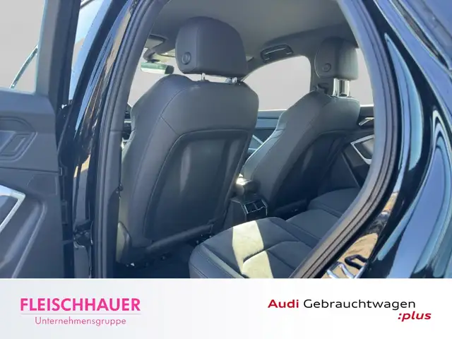 Audi Q3 view 13