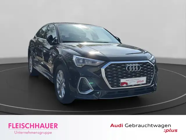 Audi Q3 view 8