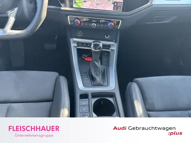 Audi Q3 view 15