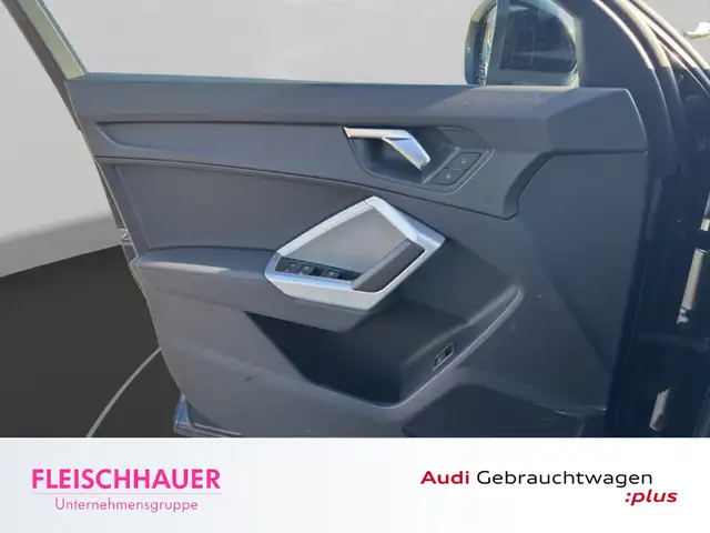 Audi Q3 view 12