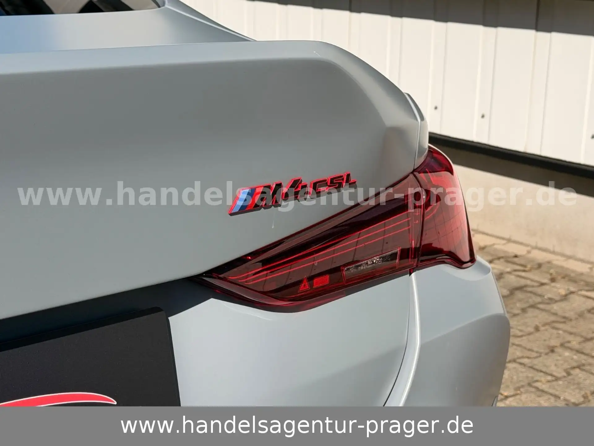 BMW M4 Coupe 2023 화이트 사진 8