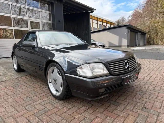 Mercedes-Benz SL view 3