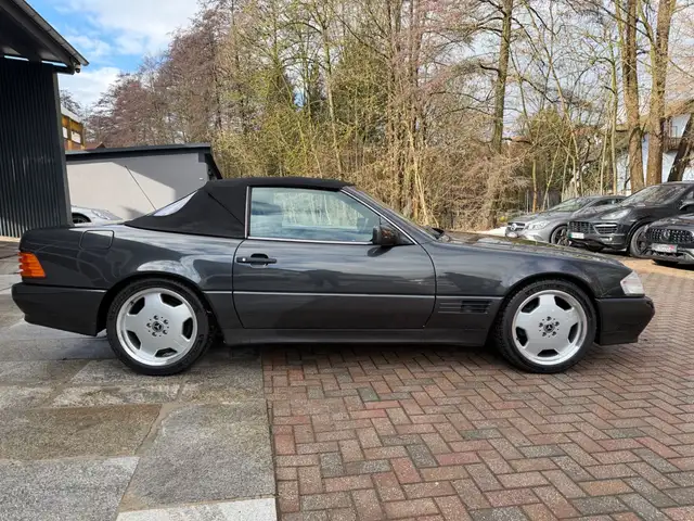 Mercedes-Benz SL view 4