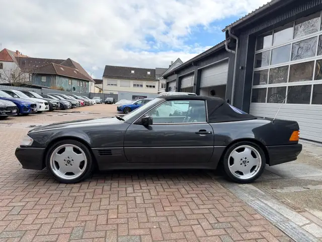 Mercedes-Benz SL view 10