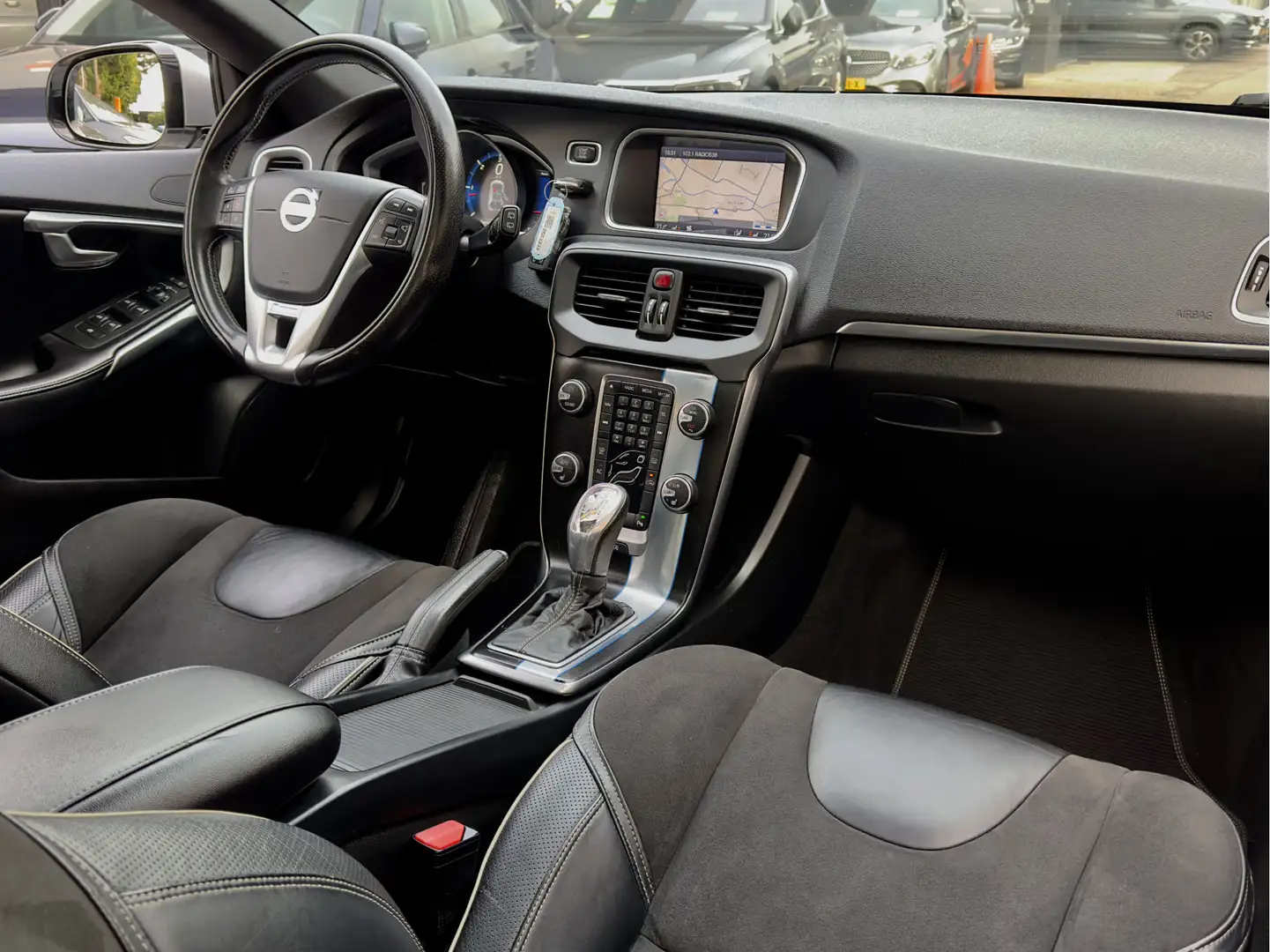 Volvo V40 2.0 D3 AUT6 R-DESIGN 150PK. PANODAK LEDER NAVI AIR Blanc - 2