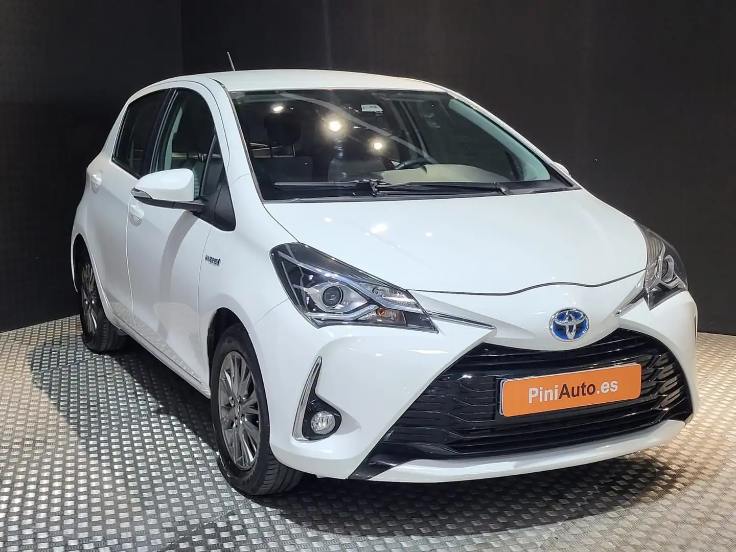 Toyota Yaris Hybrid 1.5 Active Weiß - 2