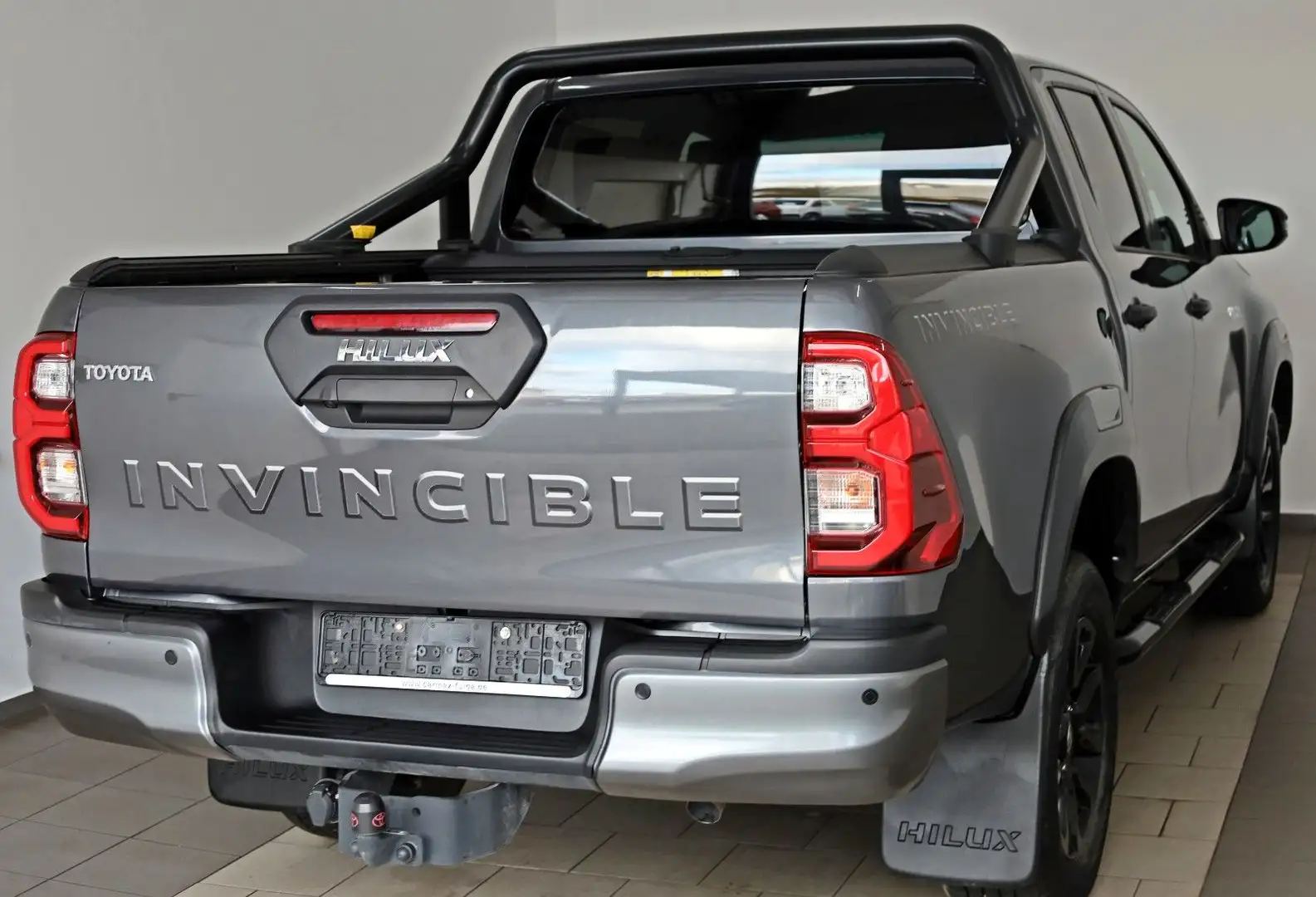 Toyota Hilux 2.8 D-4D Invincible,Leder,ACC,Rollo,AHK Grau - 2