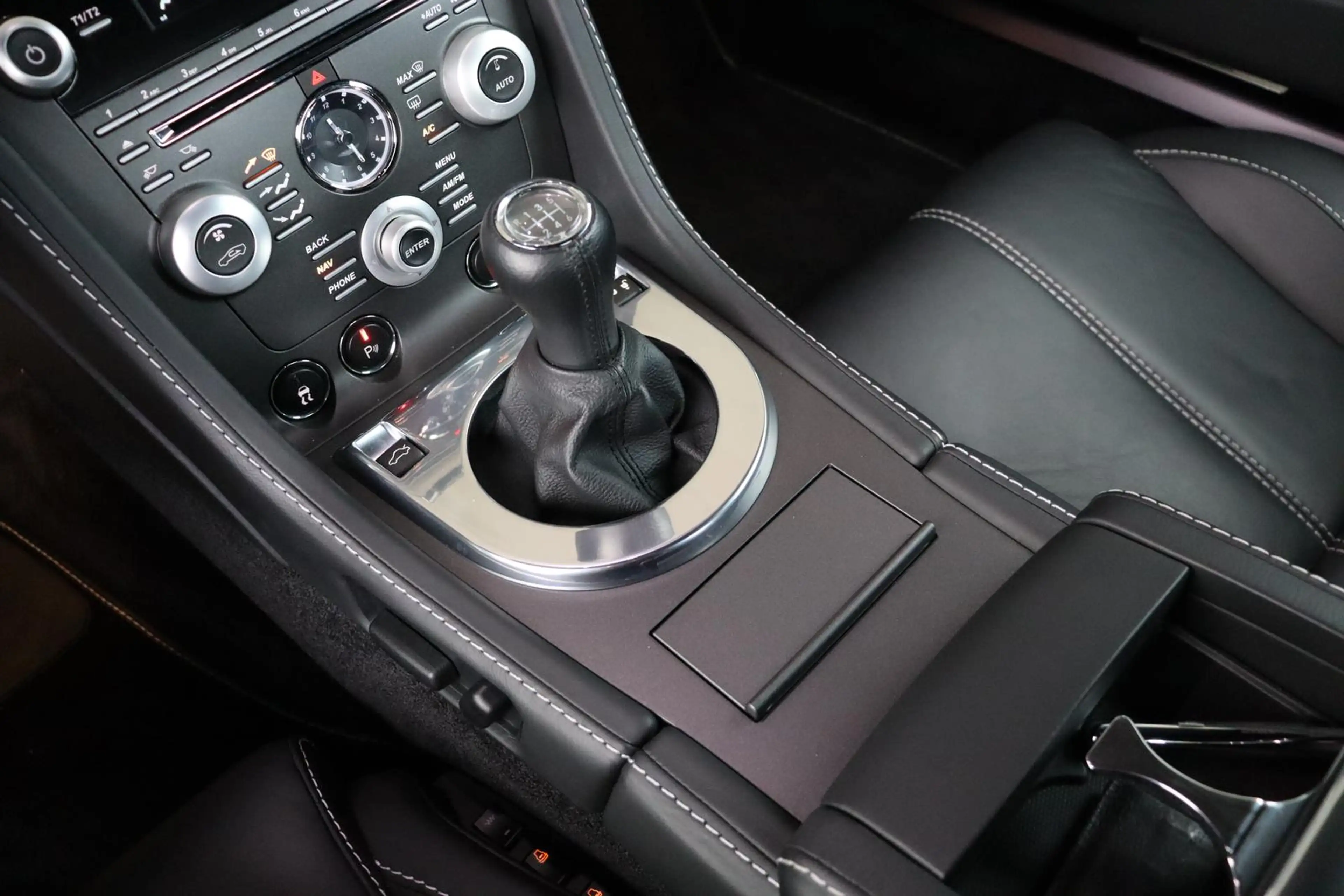 Aston Martin V8 Coupé 4.7 Schaltgetriebe/ Leder/ ONYX — photo 14