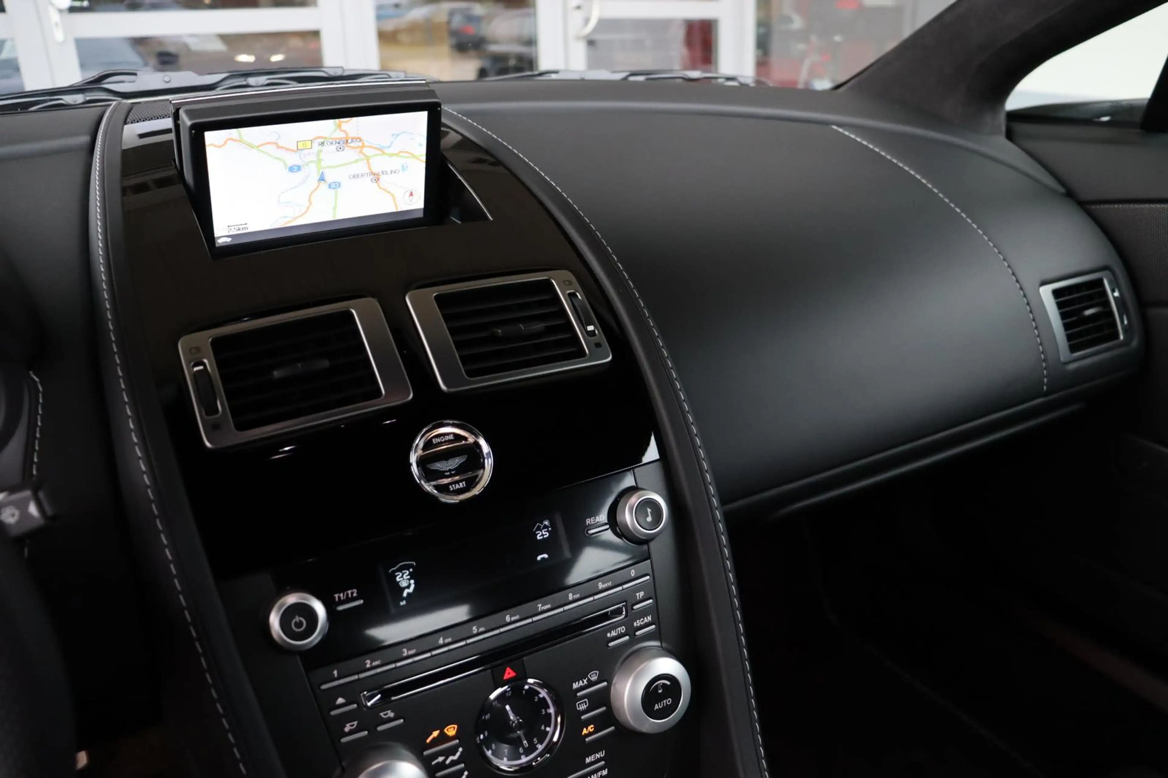 Aston Martin V8 Coupé 4.7 Schaltgetriebe/ Leder/ ONYX — photo 13