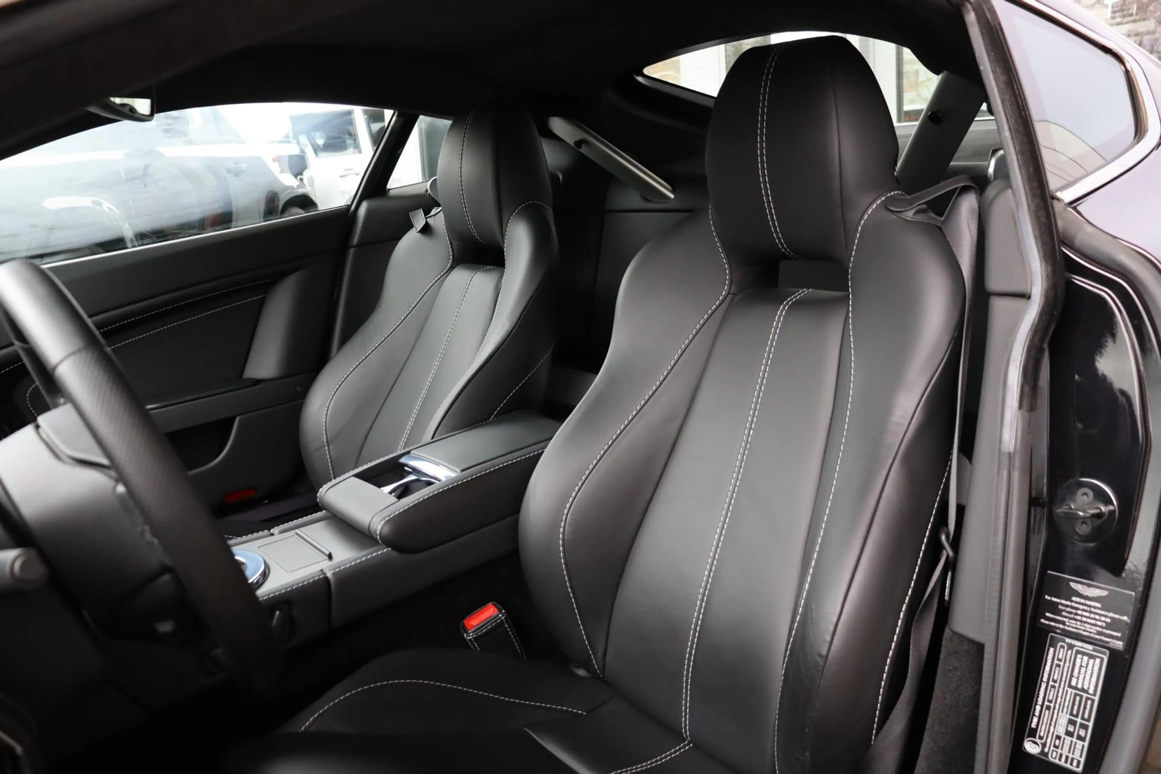 Aston Martin V8 Coupé 4.7 Schaltgetriebe/ Leder/ ONYX — photo 9