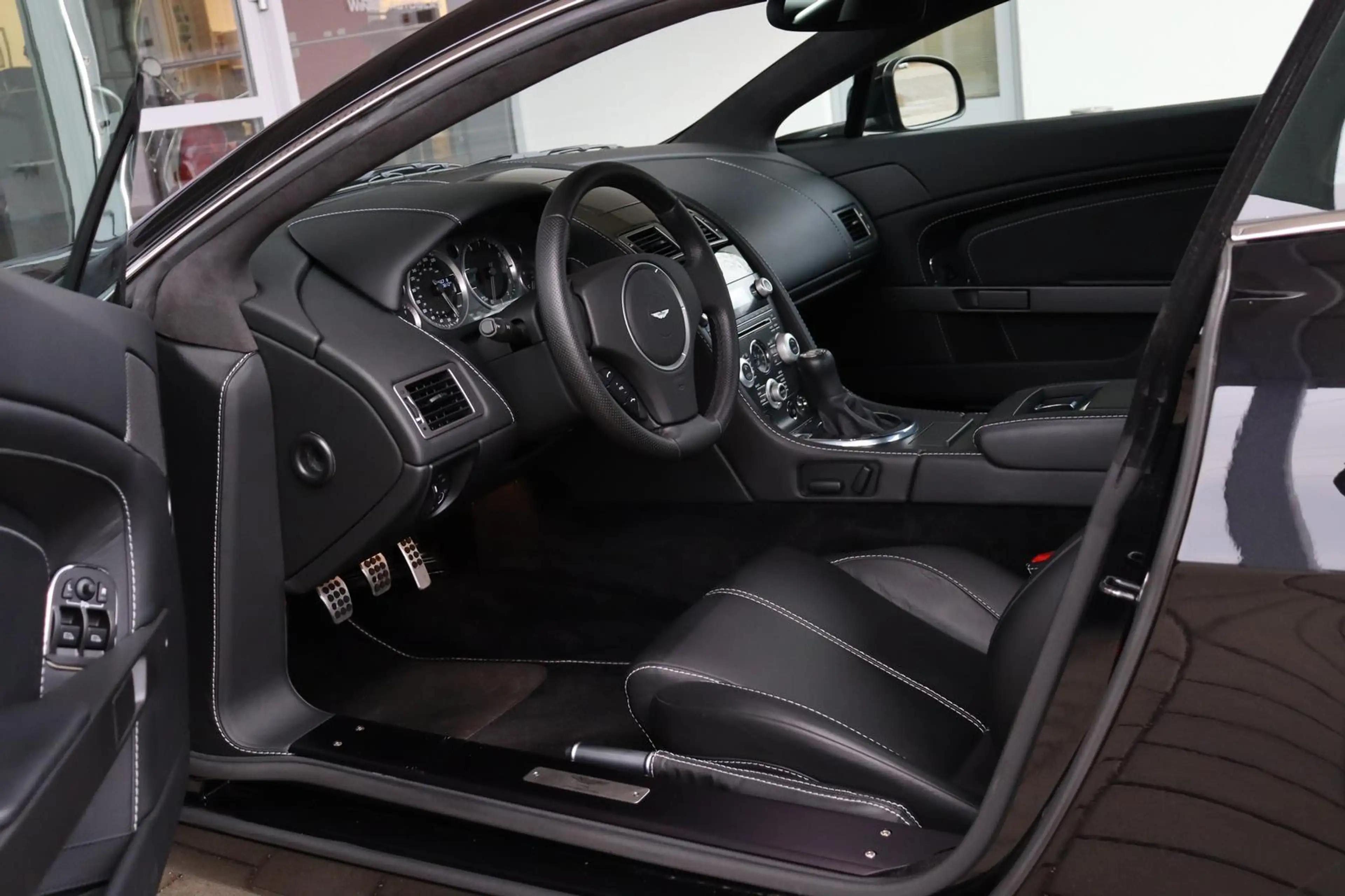 Aston Martin V8 Coupé 4.7 Schaltgetriebe/ Leder/ ONYX — photo 7