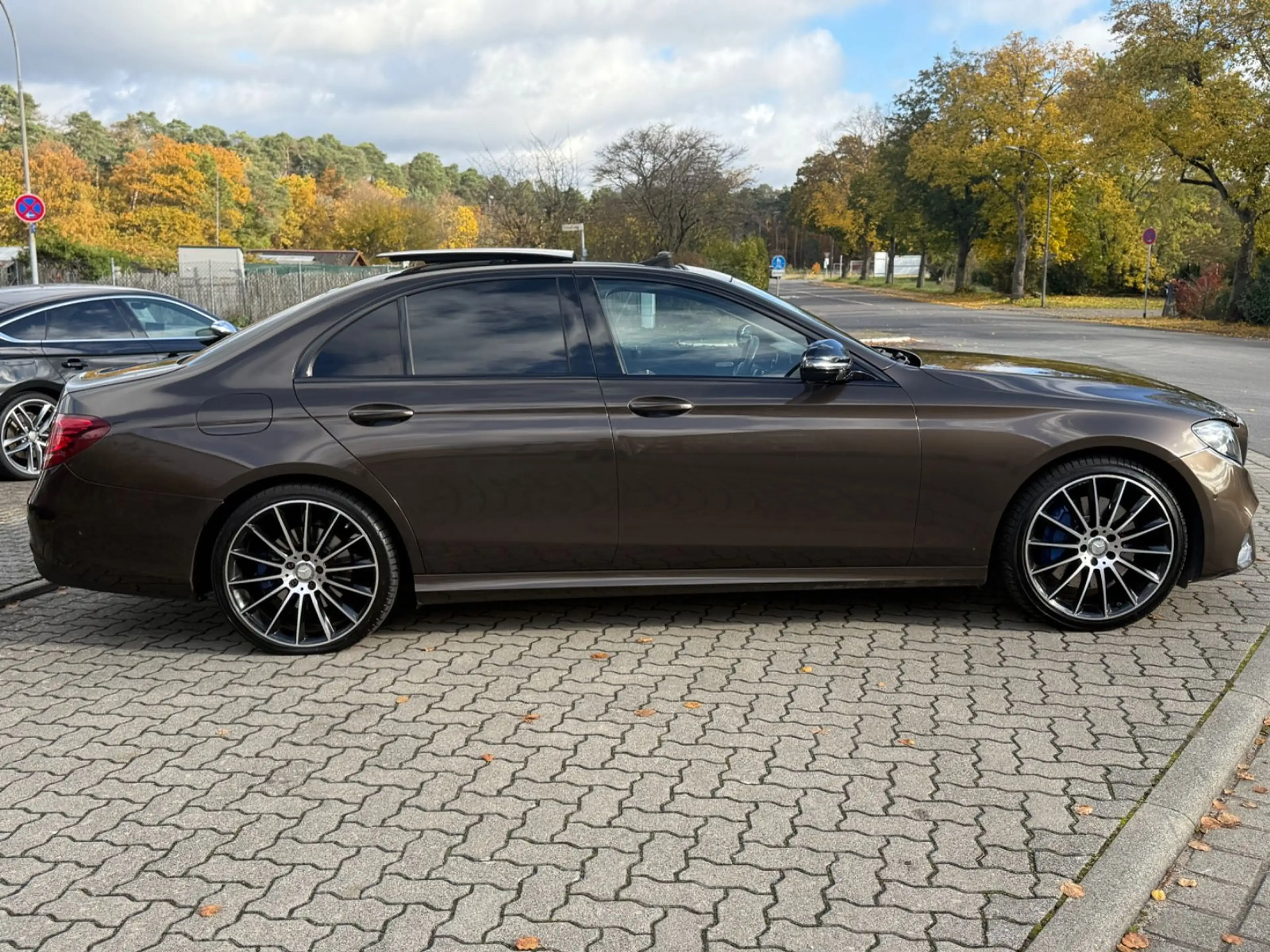 Mercedes-Benz E 350 d AMG PANO-ACC-360-BURMESTER-HUD-SPUR-WIDE — photo 3