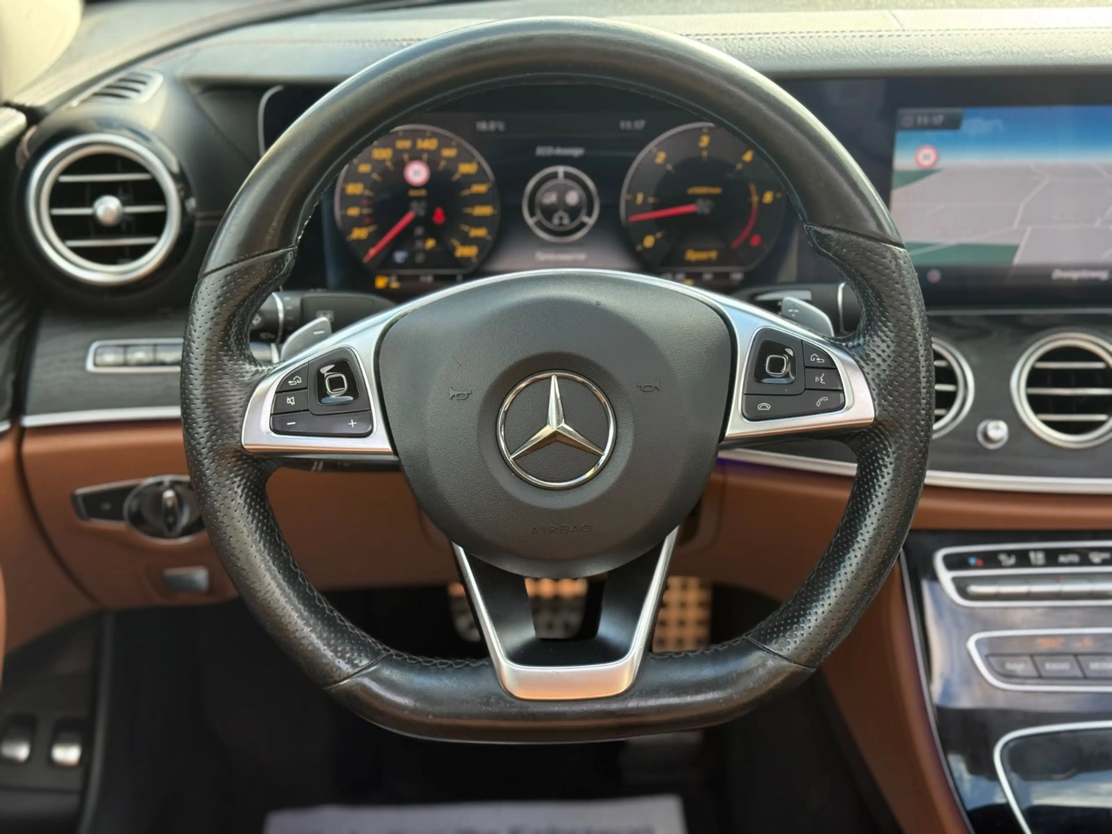 Mercedes-Benz E 350 d AMG PANO-ACC-360-BURMESTER-HUD-SPUR-WIDE — photo 13
