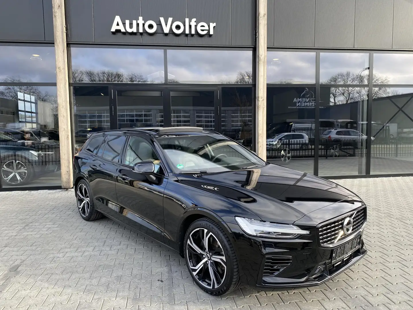 Volvo V60 2.0 T6 Recharge AWD R-Design Long range|ACC|hud/36 Zwart - 1