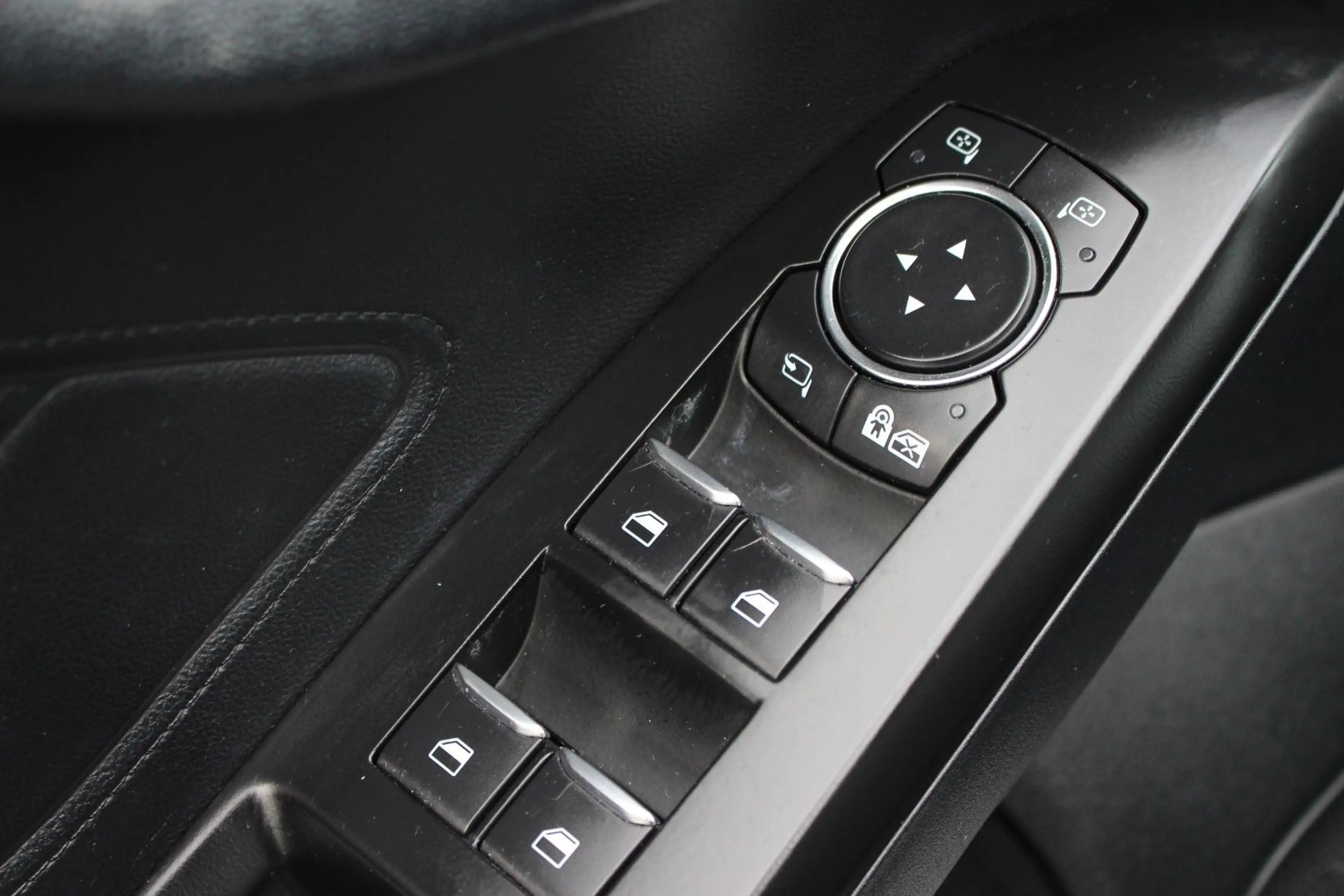 Ford Focus 1,0 Turnier Active/SHEFT/NAVI/SHZ/PDC/TEMP — photo 10
