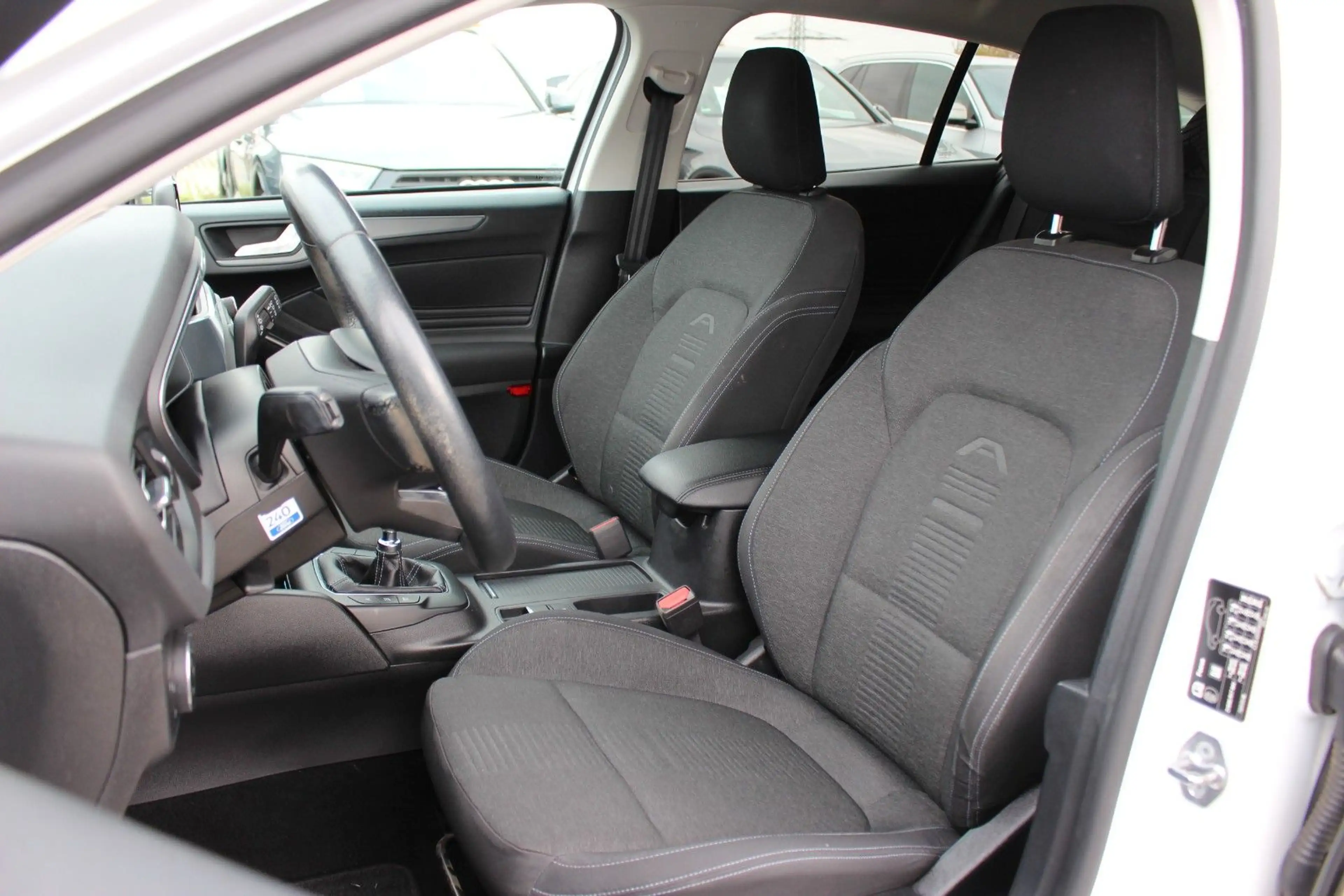 Ford Focus 1,0 Turnier Active/SHEFT/NAVI/SHZ/PDC/TEMP — photo 9