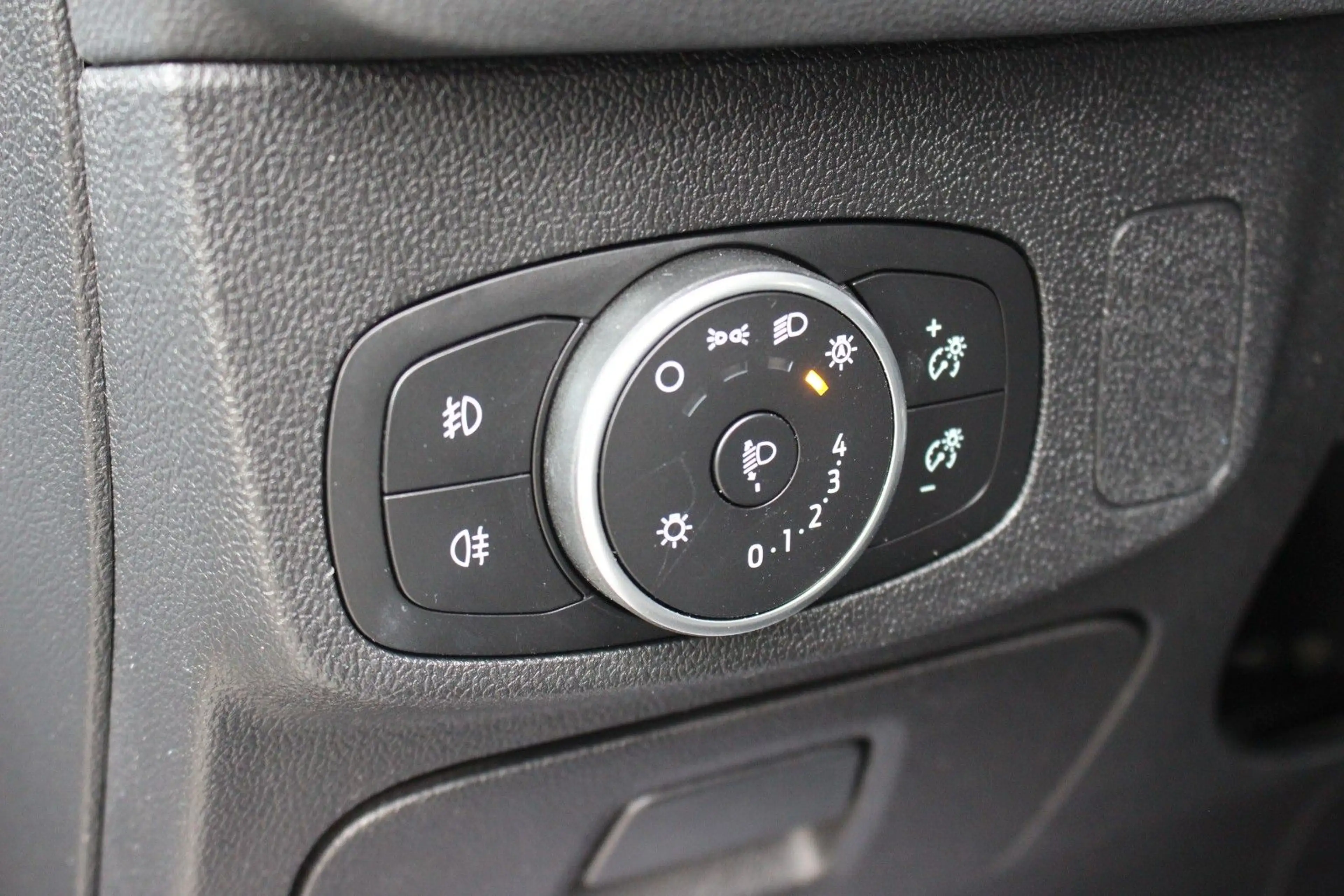 Ford Focus 1,0 Turnier Active/SHEFT/NAVI/SHZ/PDC/TEMP — photo 11