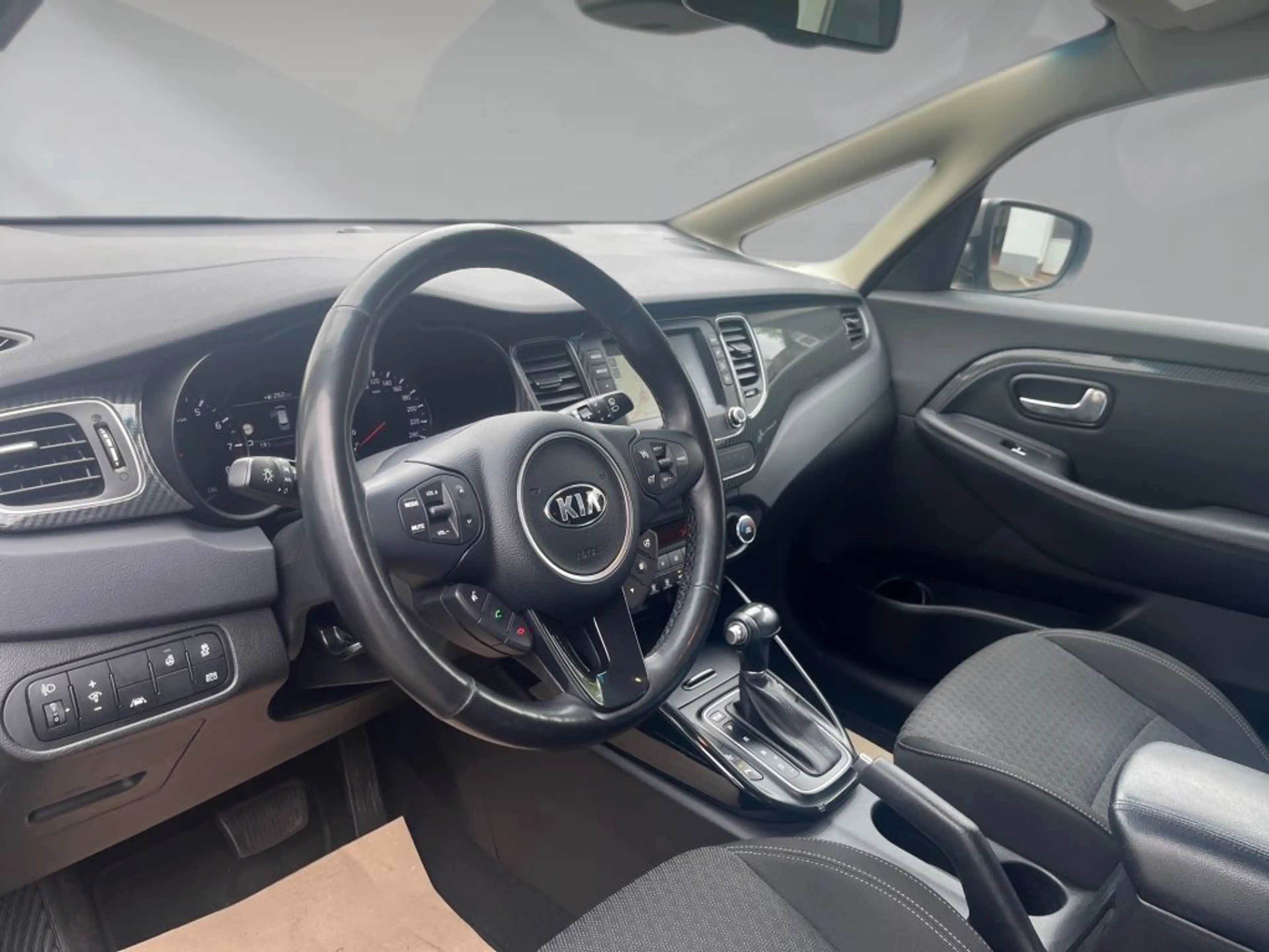 Kia Carens 2.0 GDI Vision — photo 11