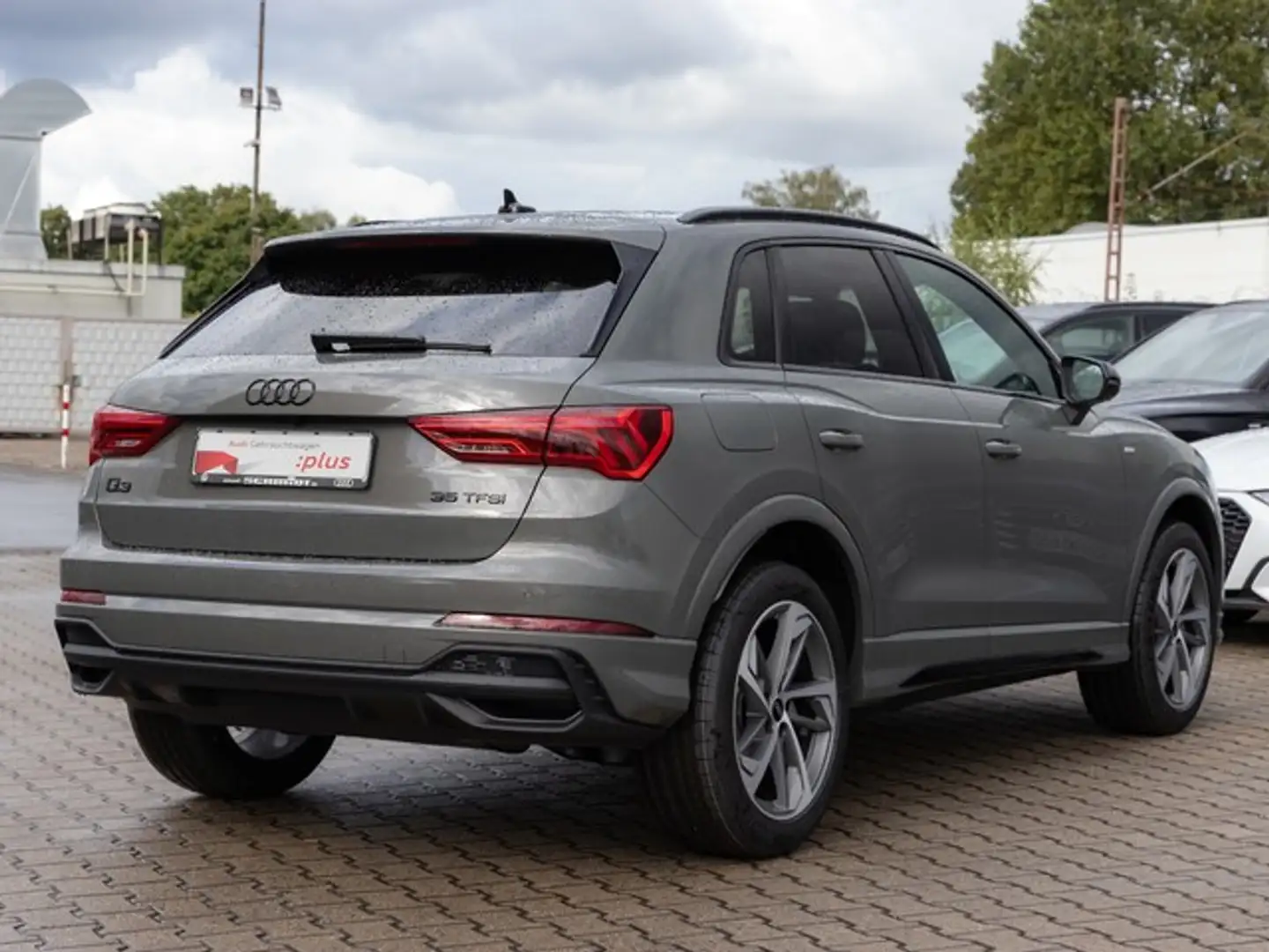 Audi Q3 35 TFSI S line AHK Pano ACC LM19 Matrix LED Nav... Grau - 2