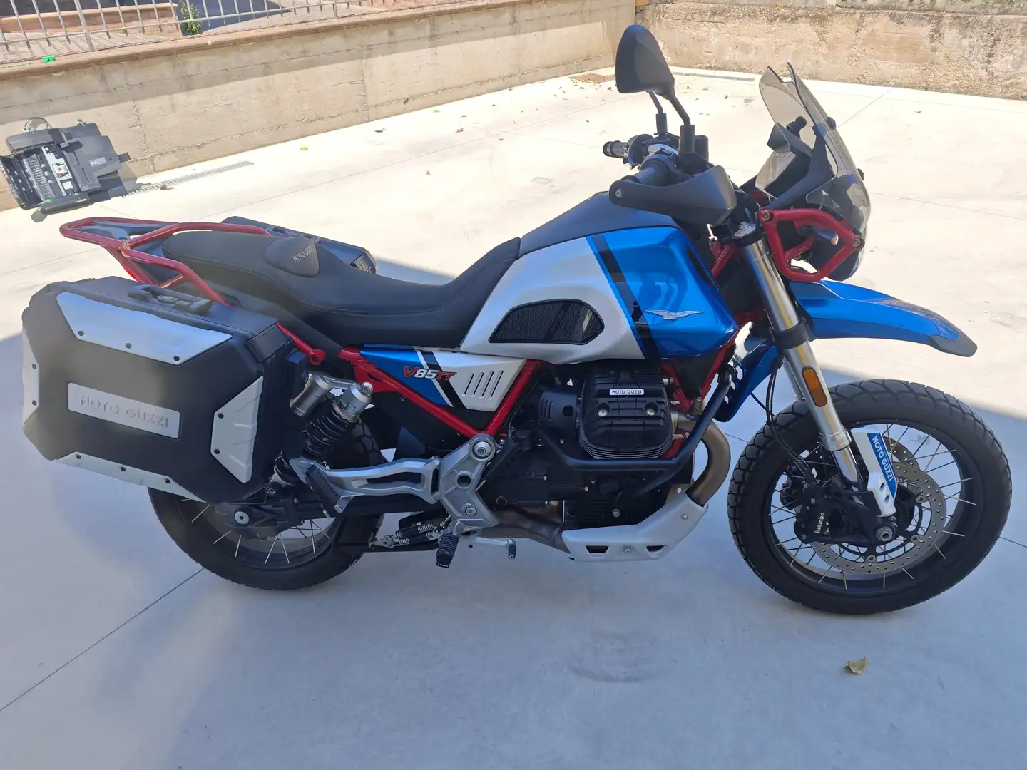 Moto Guzzi V 85 TT colorazione 2023 Azul - 2