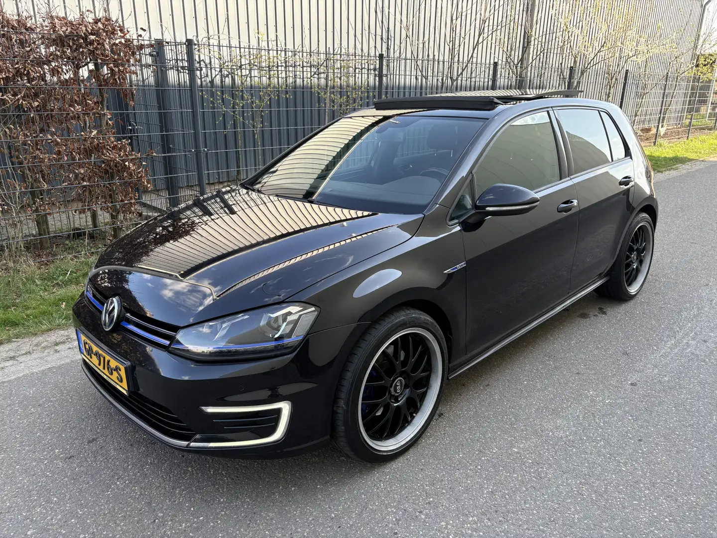 Volkswagen Golf GTE 1.4 TSI / AUTOMAAT / PANORAMADAK / NAVI Fekete - 2
