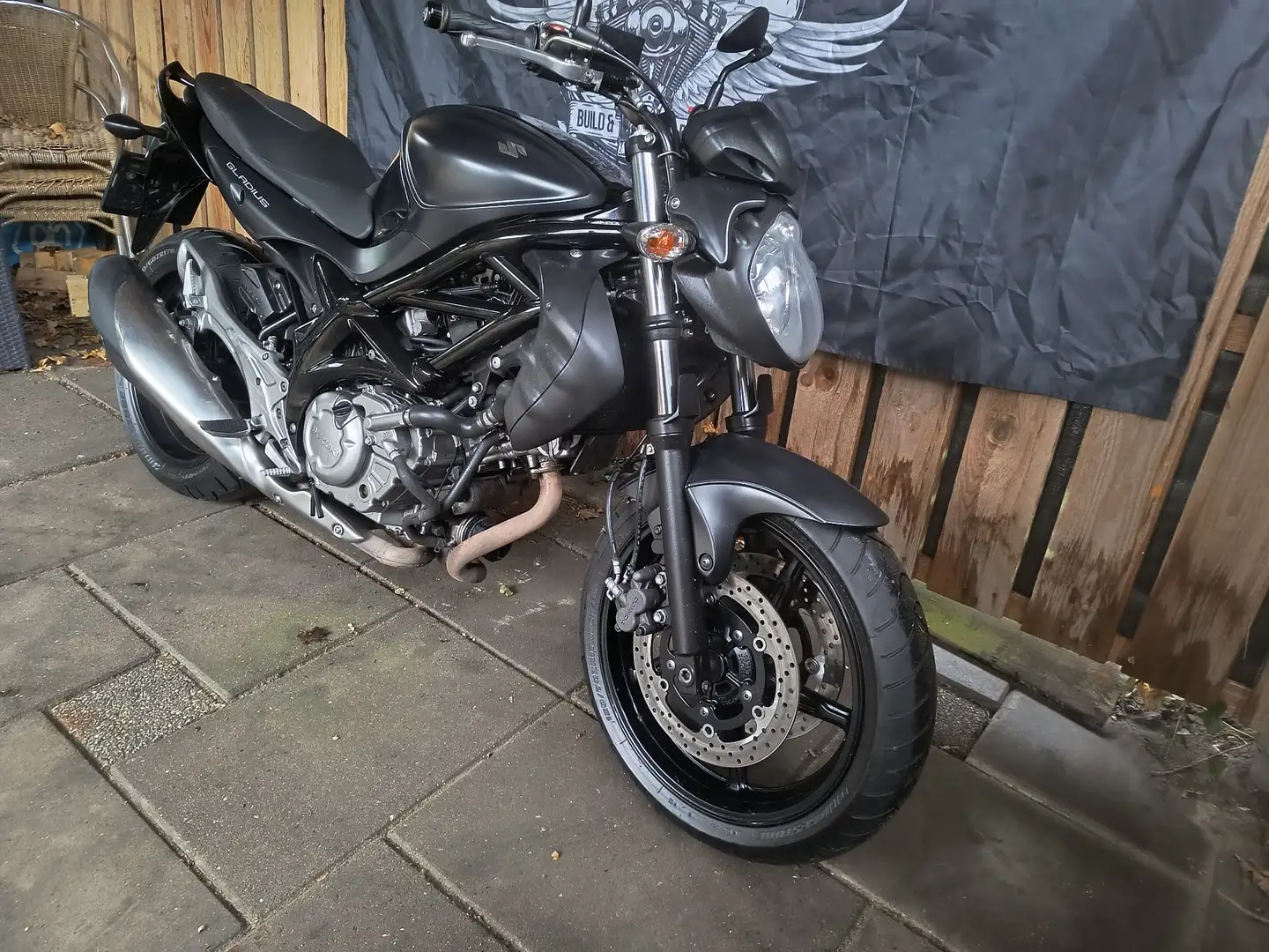 Suzuki Gladius 650 ABS Schwarz - 1