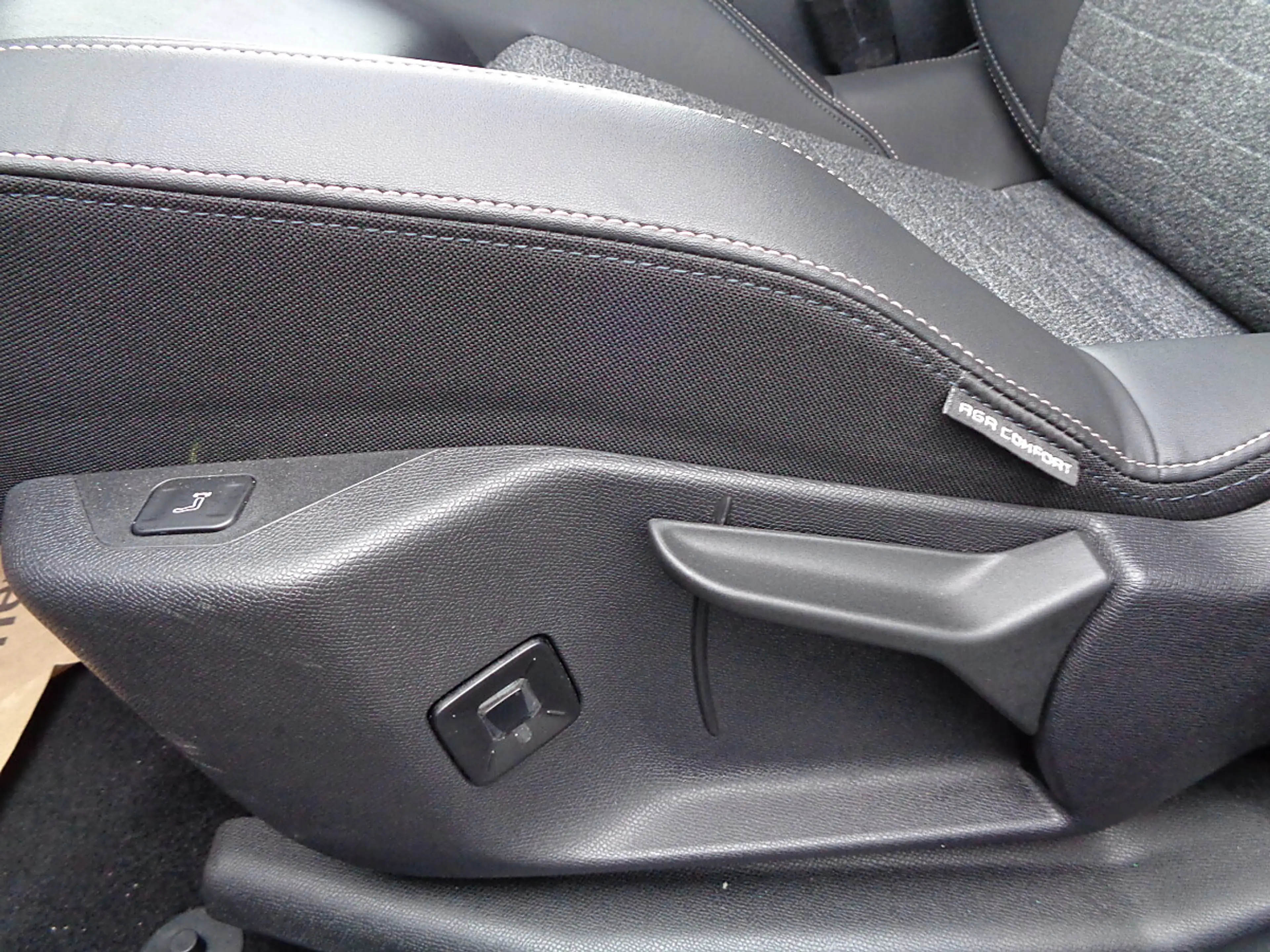 Peugeot 3008 Hybrid 136 E-DCS6 Allure Aut. — photo 15