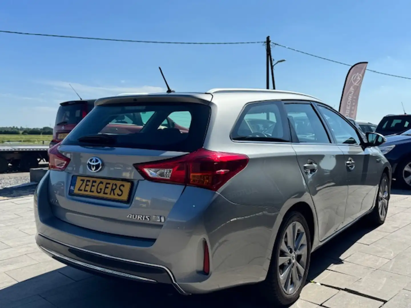 Toyota Auris Touring Sports 1.8 Hybrid Dynamic Zilver - 2