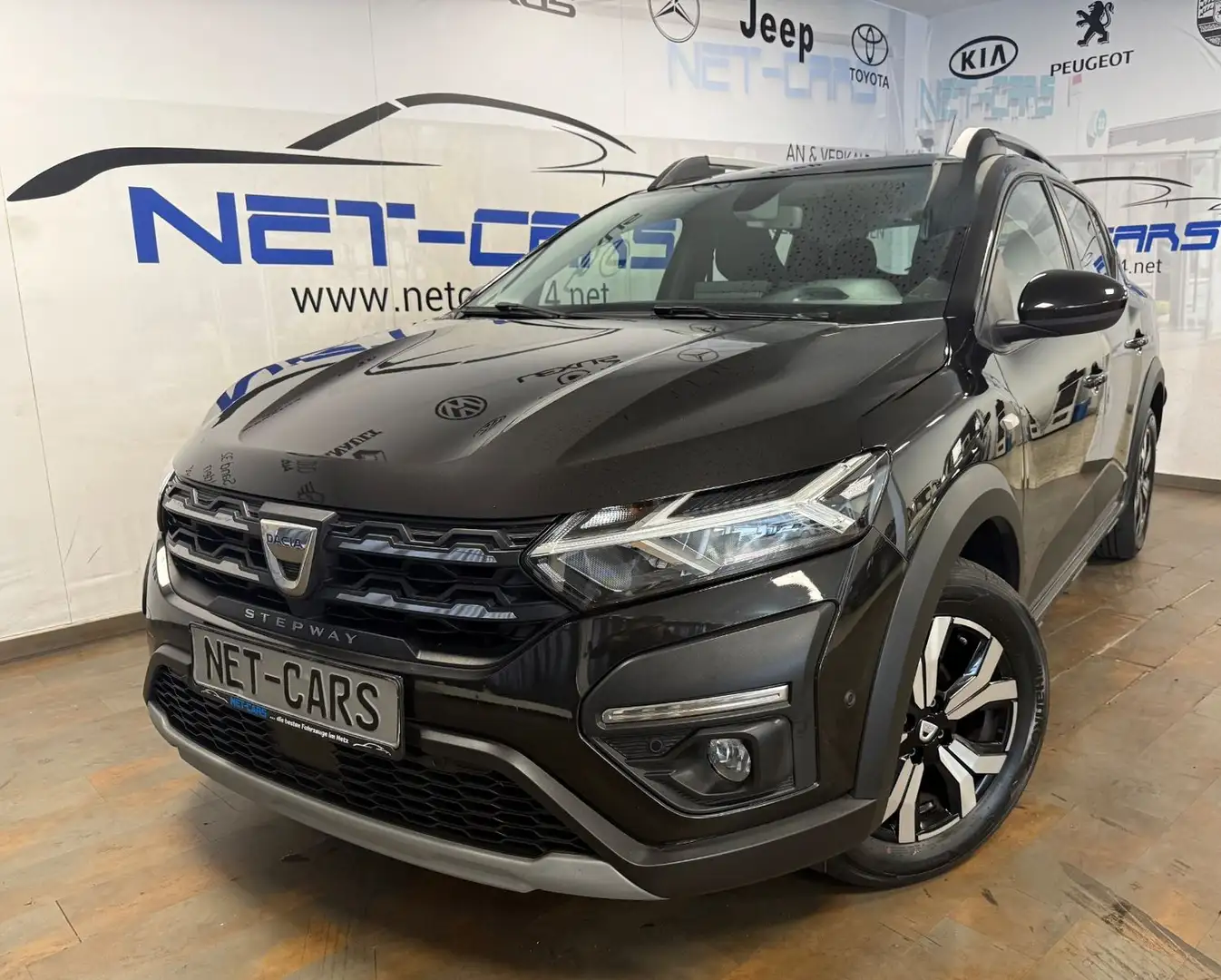 Dacia Sandero TCe 90 Aut. Stepway*NAVi+Kamera*LED Schwarz - 1