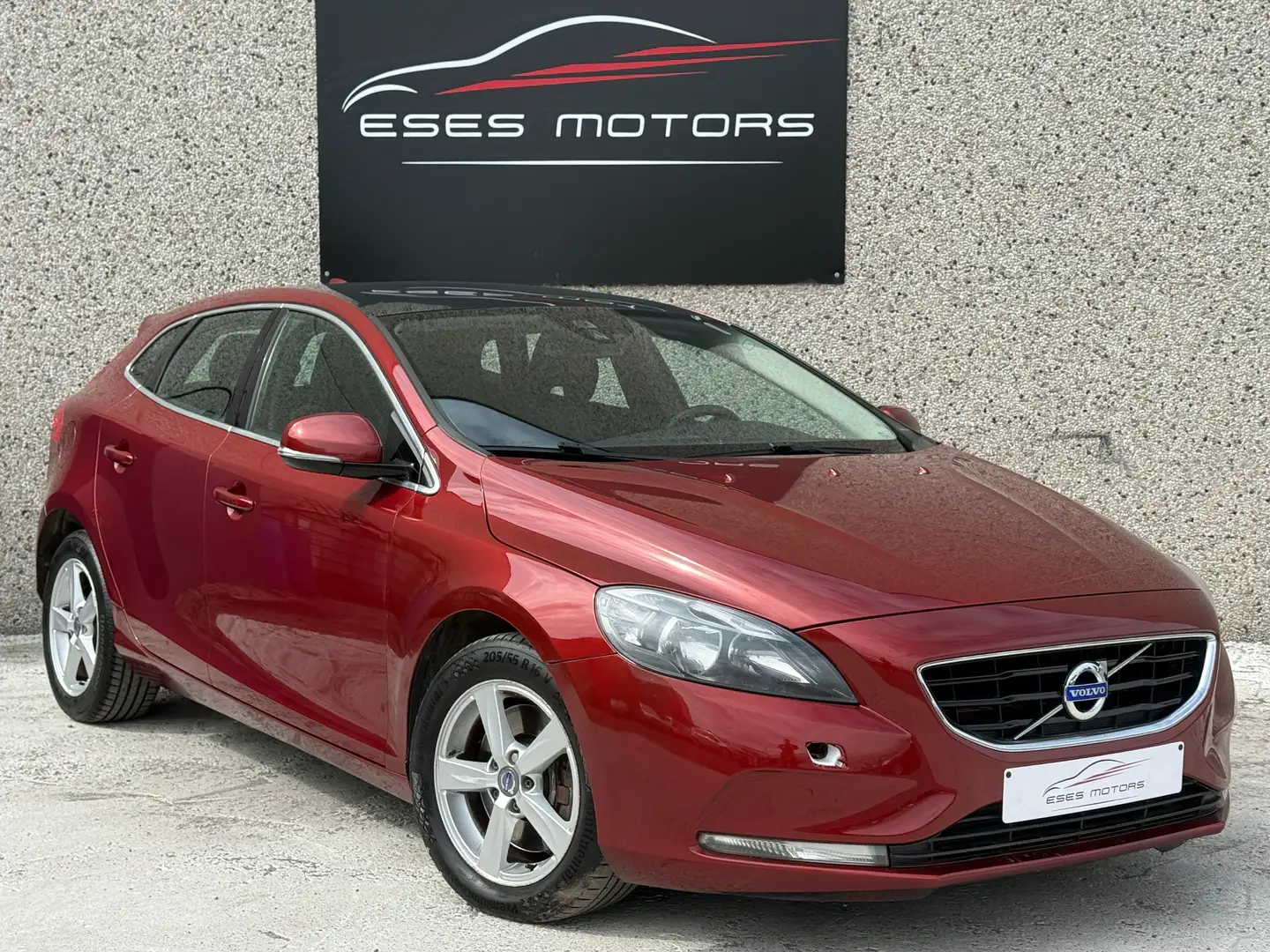 Volvo V40 2.0 D4 Momentum Rouge - 1