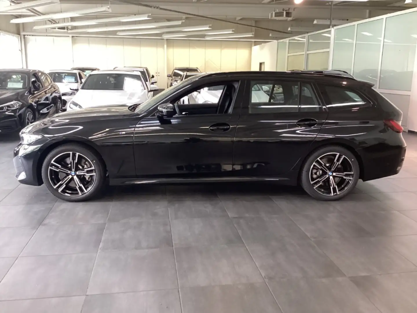 BMW 330 i xDrive Touring A M Sport Navi SHZ DAB Hifi LED A Schwarz - 2