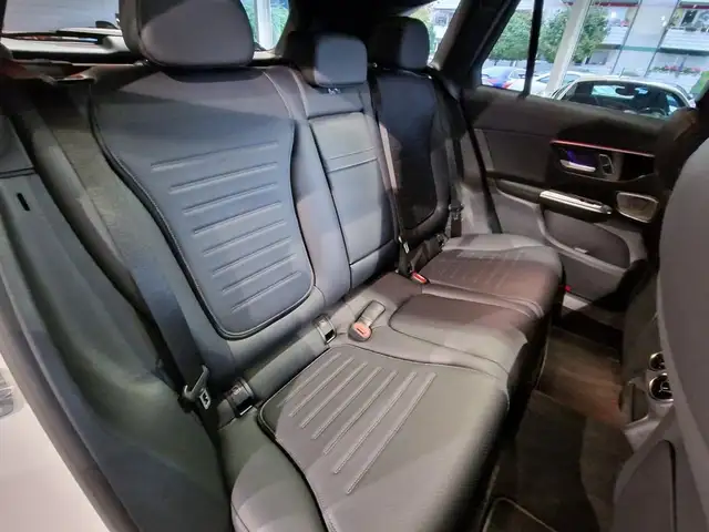Mercedes-Benz 300 view 9