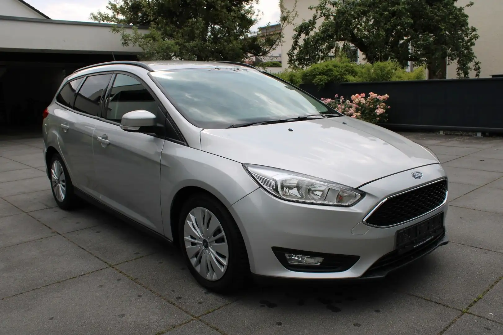 Ford Focus Turnier Business*TEMP/KLIMA/NAVI/APPLECAR* Zilver - 2