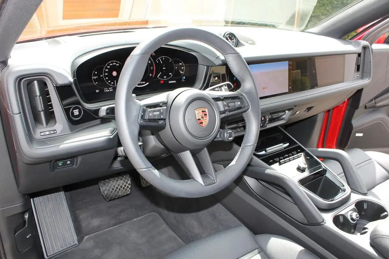 Porsche Cayenne Coupé Black Edition Panorama Chrono ACC 7
