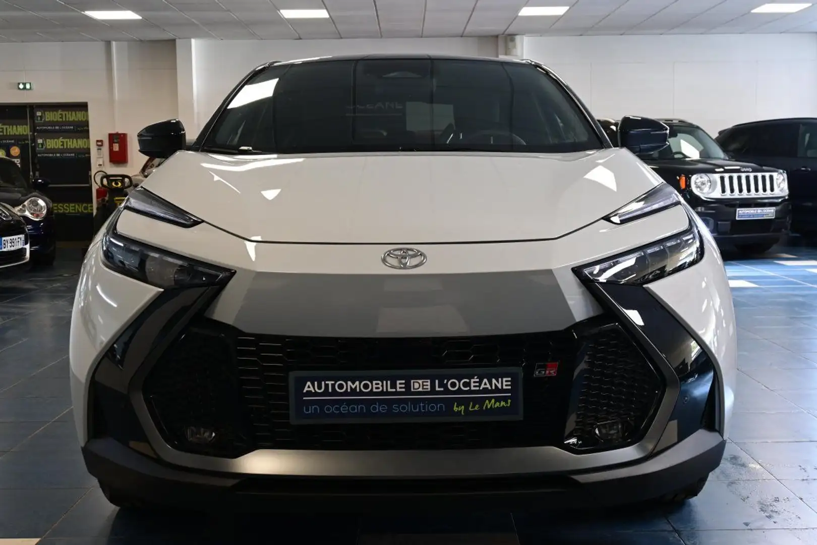 Toyota C-HR Hybride Rechargeable 225 GR Sport Toit Pano + Pack Blanc - 2